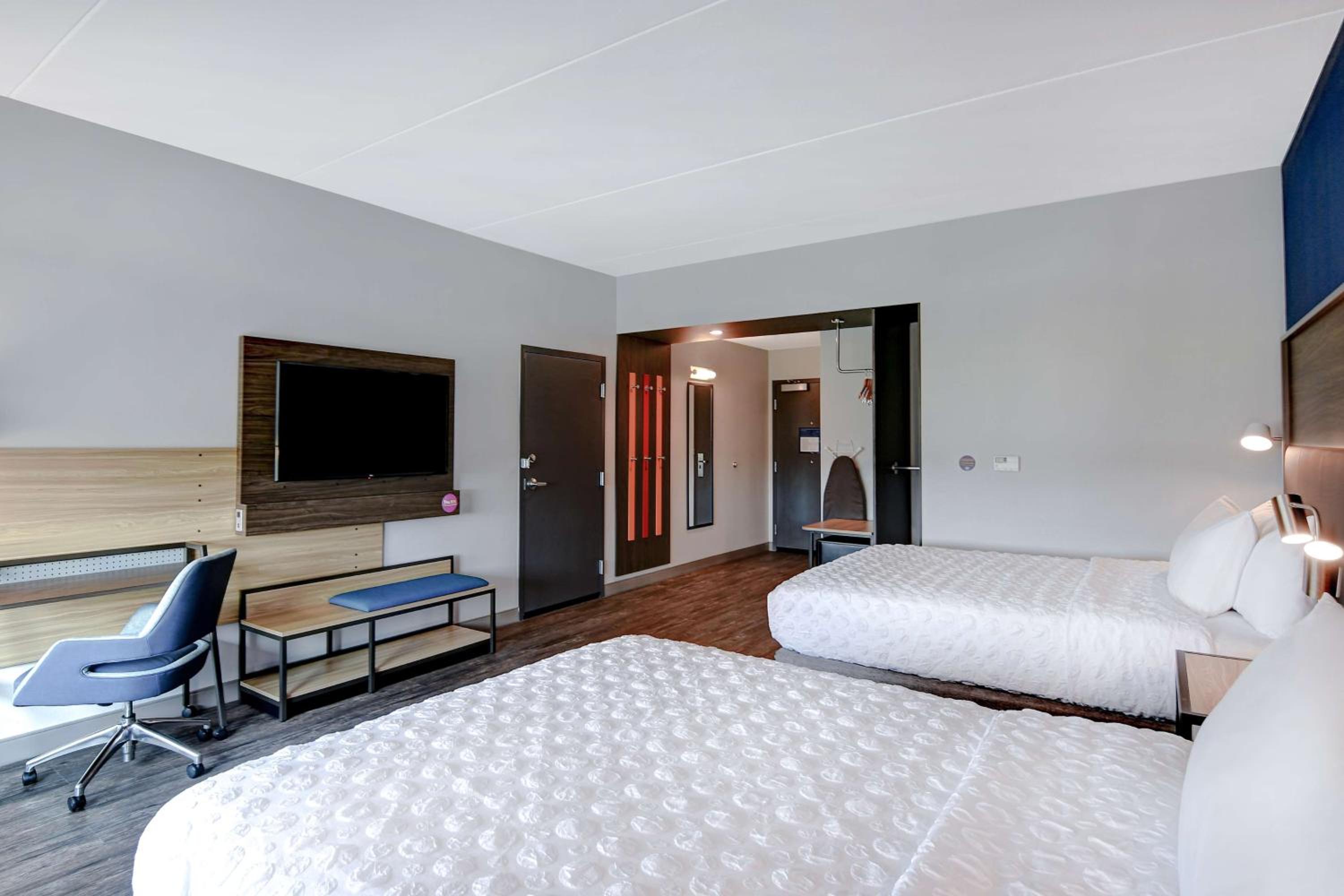 Queen Room with Two Queen Beds - Photo 3