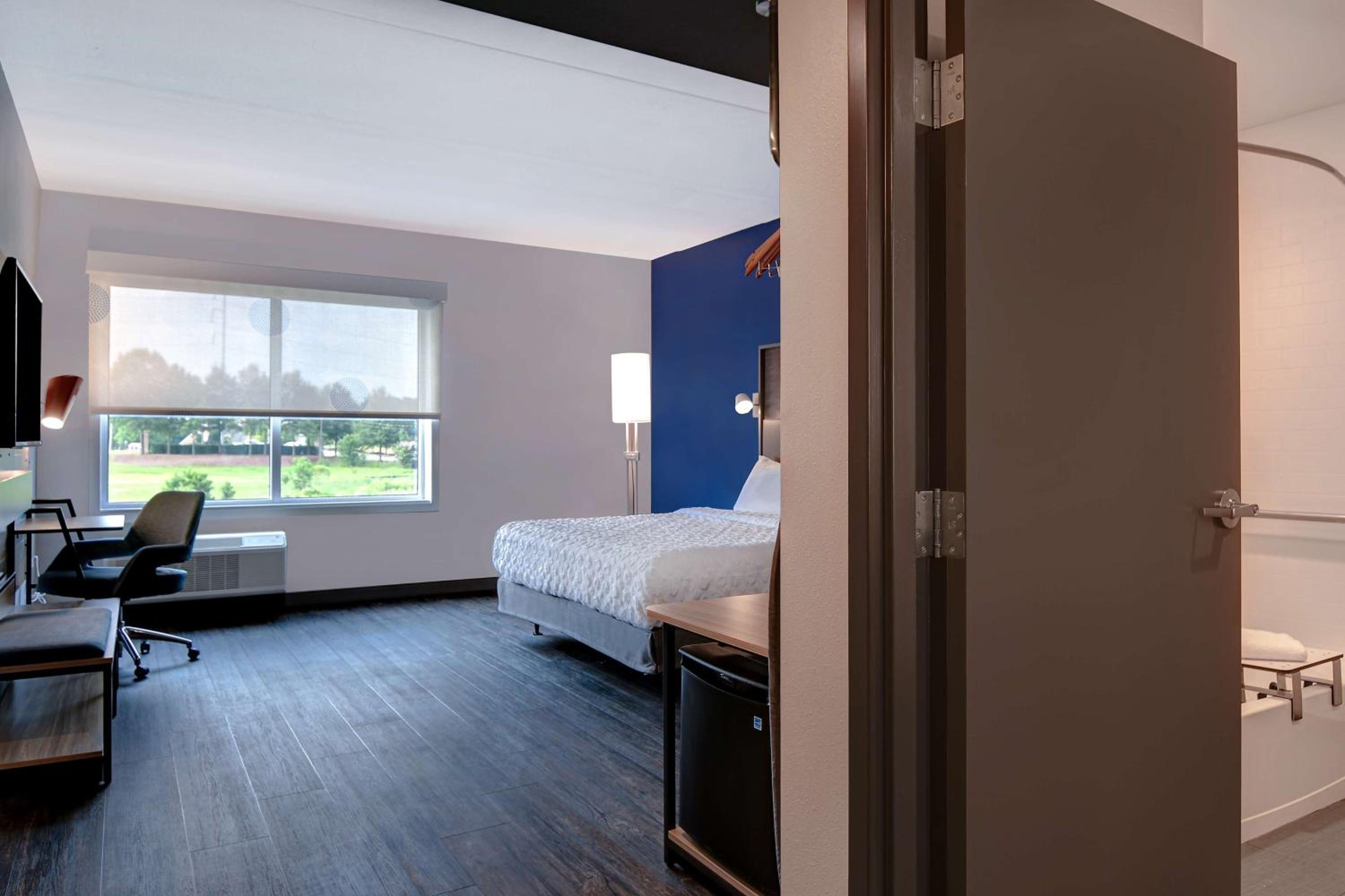 King Room with Bath Tub - Mobility Access - Photo 9