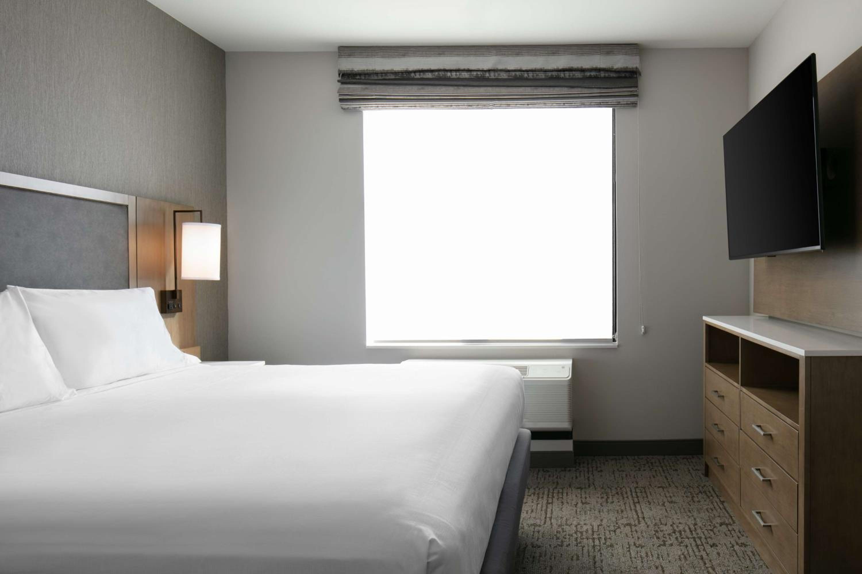 One-Bedroom King Suite - Non-Smoking - Photo 2