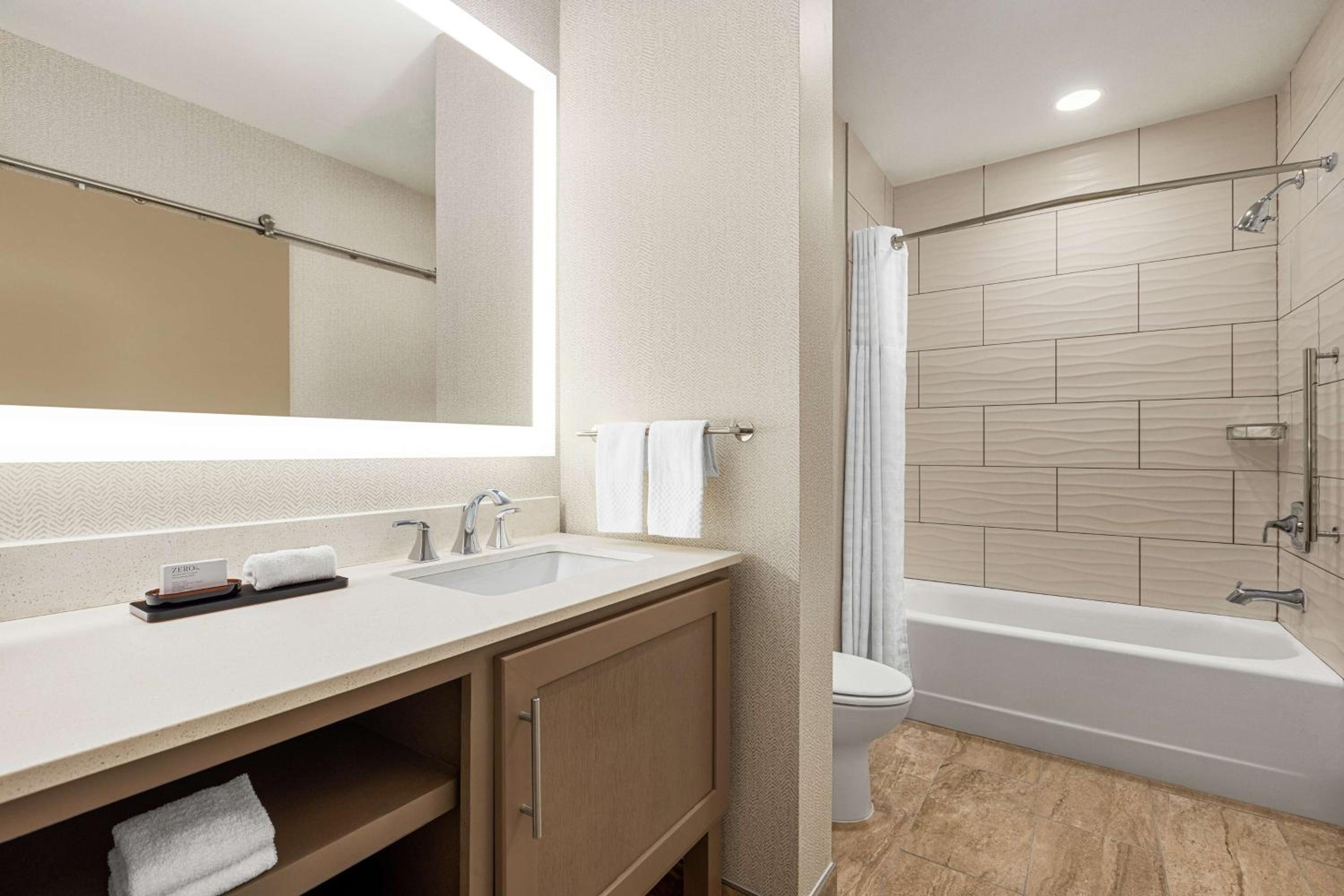 Two-Room Queen Suite with Two Queen Beds - Photo 3