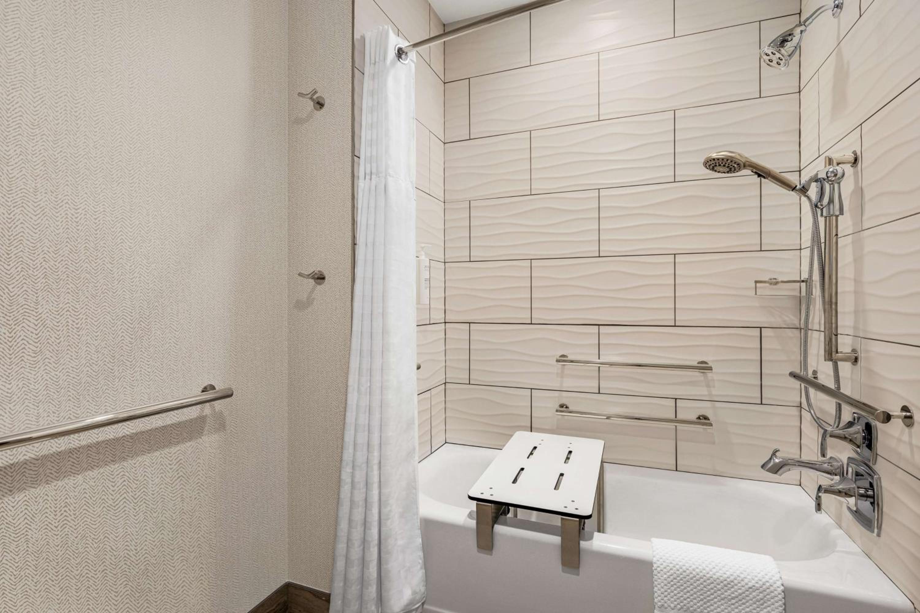 Queen Suite with Two Queen Beds and Bath Tub - Mobility Accessible/Non-Smoking - Photo 2