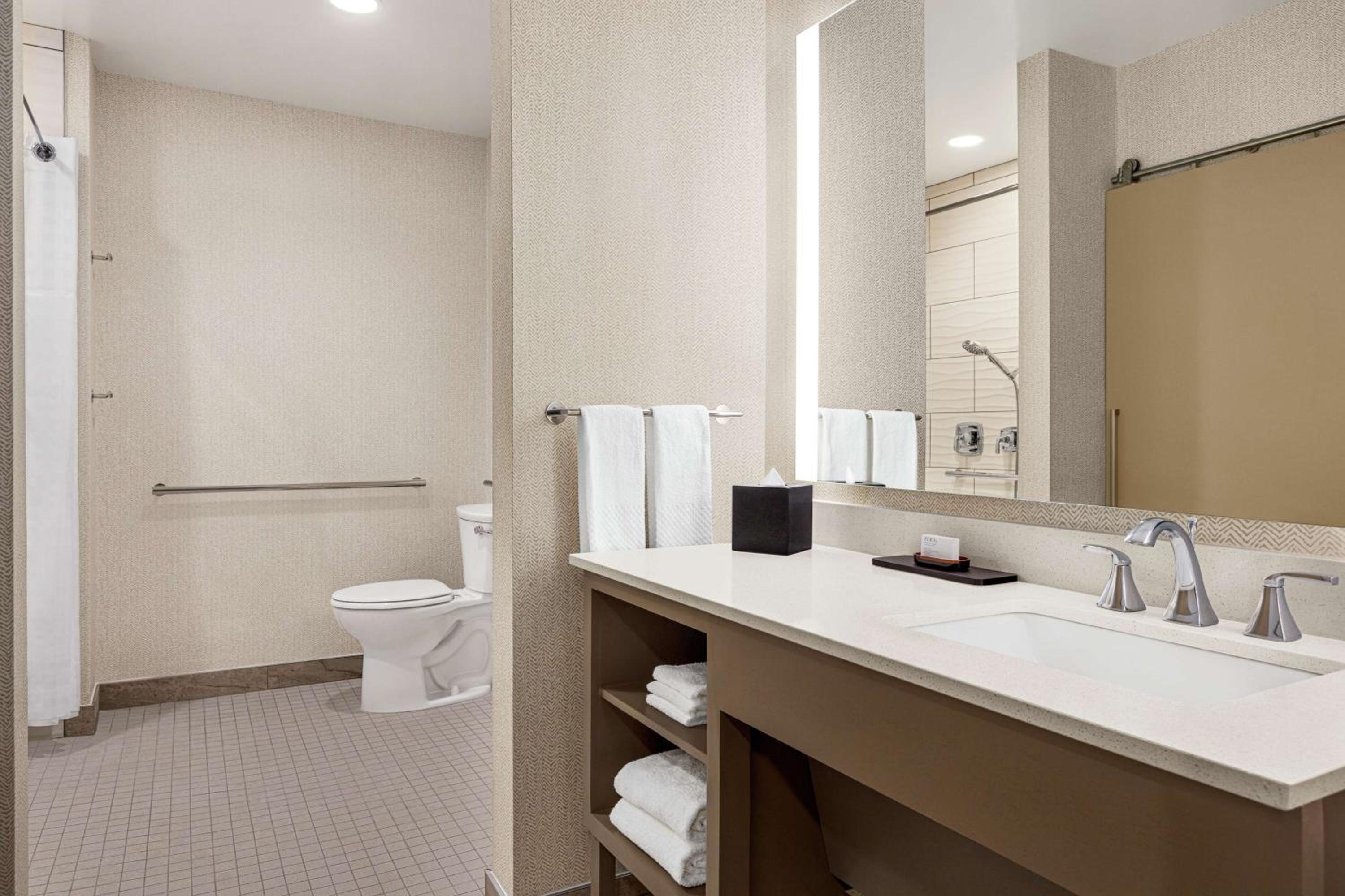 One-Bedroom King Suite - Mobility Accessible/Non-Smoking - Photo 5