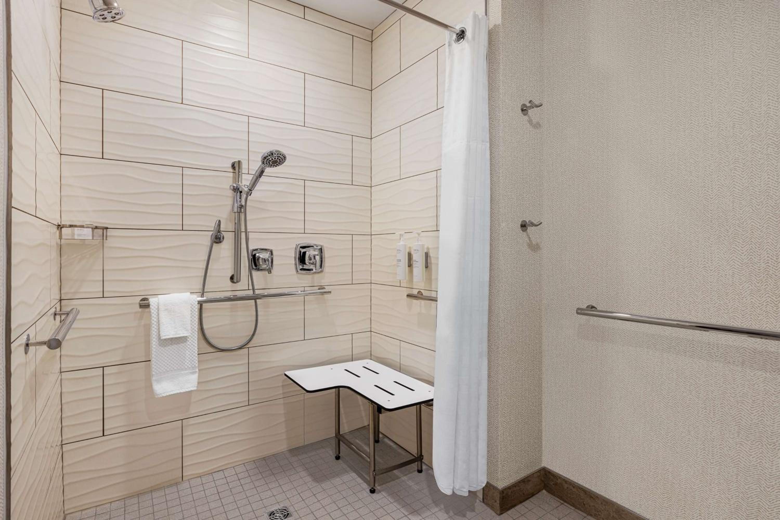 One-Bedroom King Suite - Mobility Accessible/Non-Smoking - Photo 6