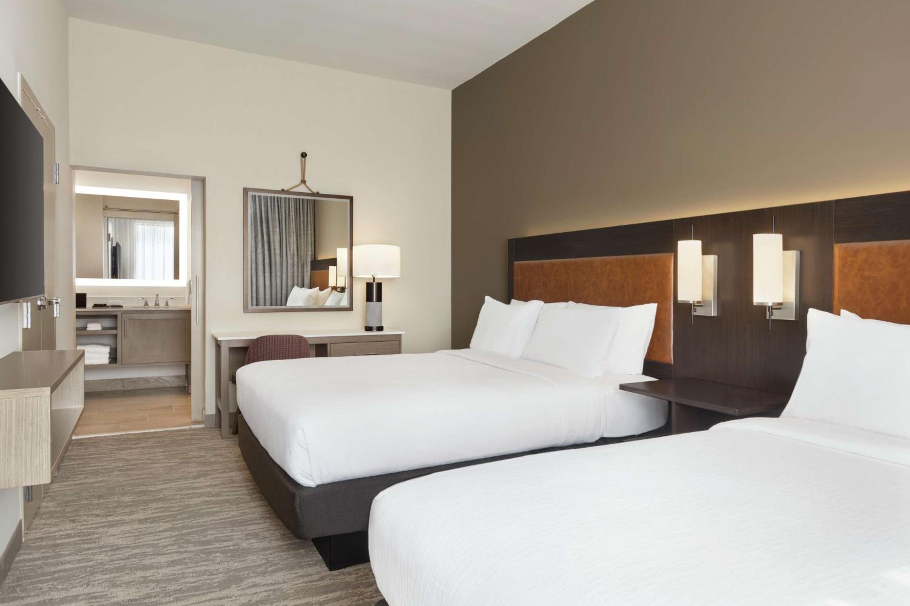 Two-Room Queen Suite with Two Queen Beds - Photo 1