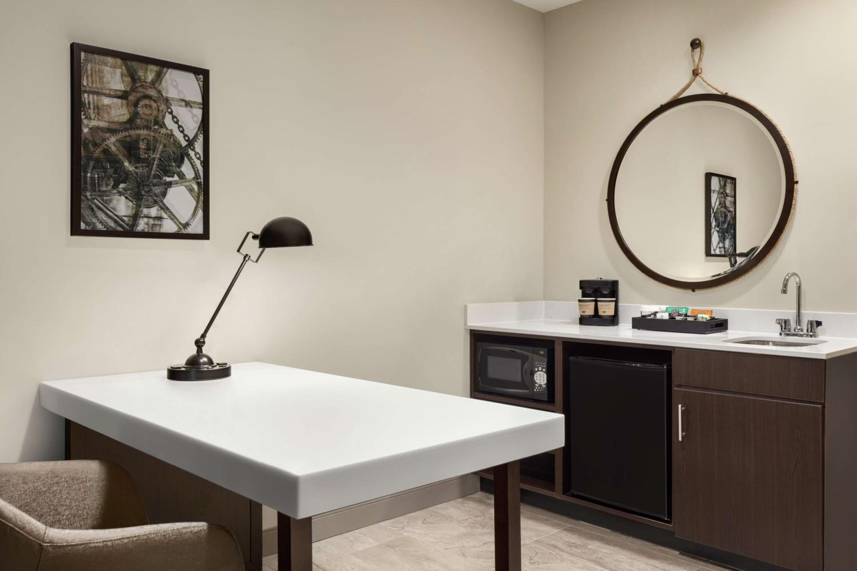 Two-Room Queen Suite with Two Queen Beds - Photo 4