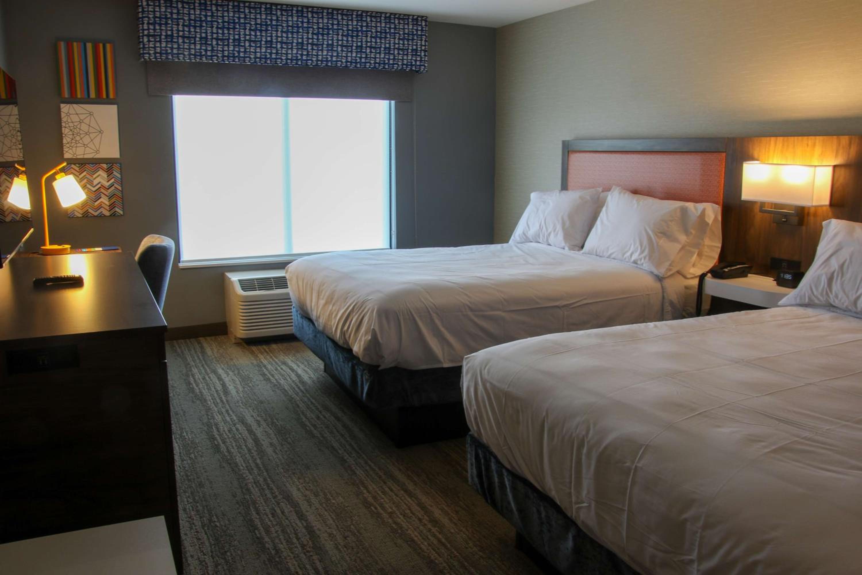Queen Room with Two Queen Beds - Non-Smoking - Photo 7