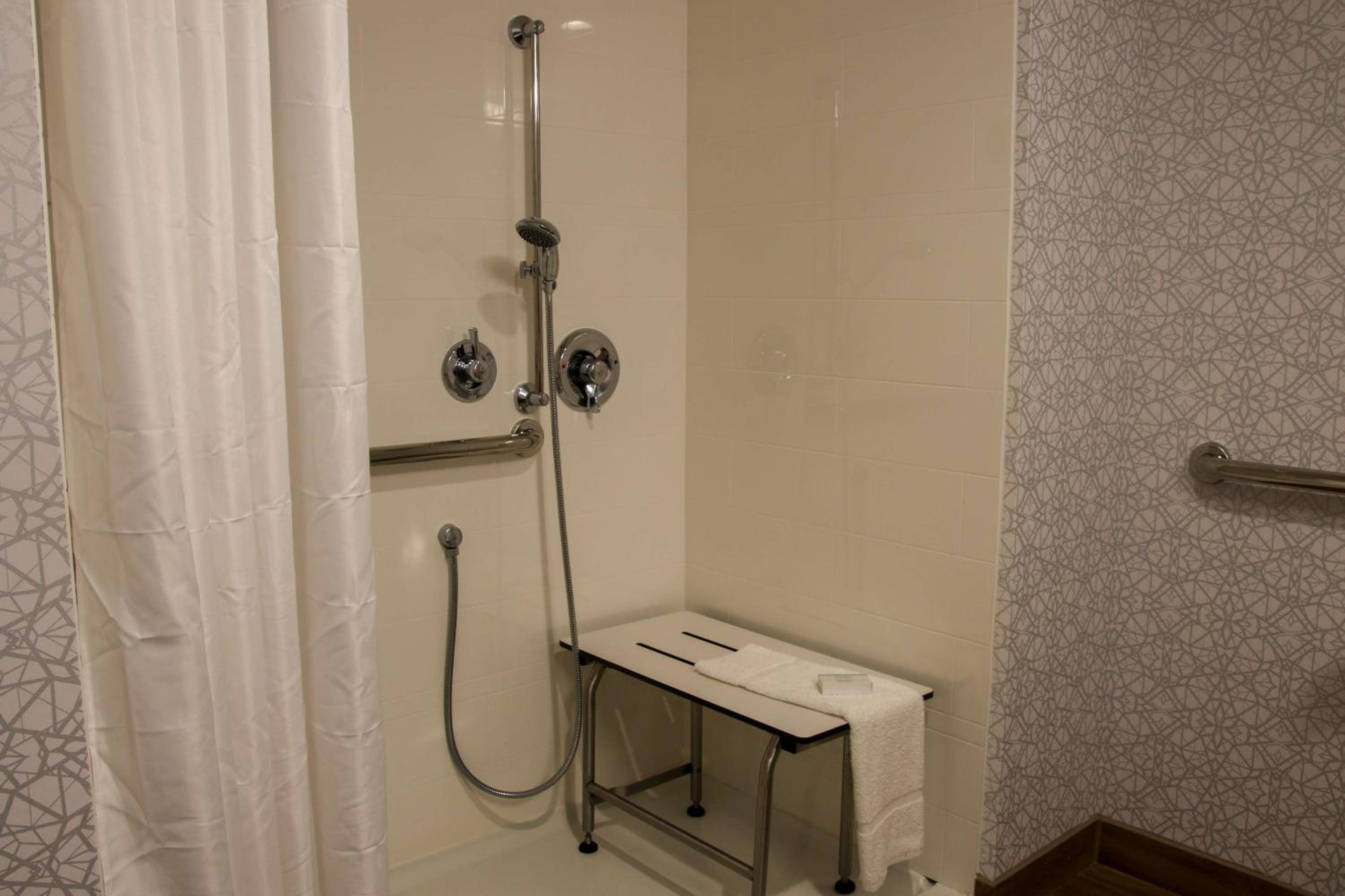 Queen Room with Two Queen Beds - Mobility and Hearing Access/Non-Smoking - Photo 2