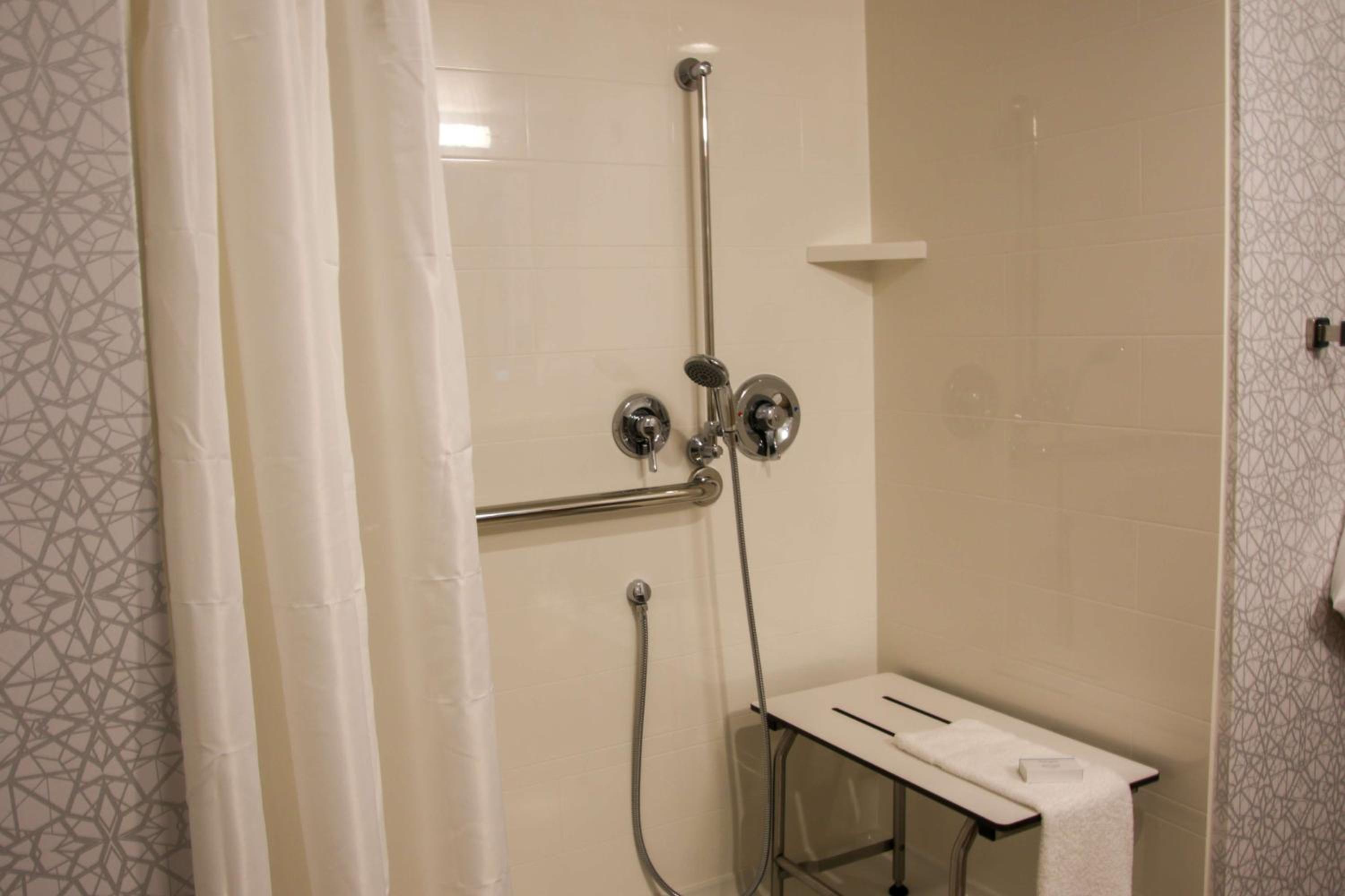 Queen Room with Two Queen Beds - Hearing Access/Non-Smoking - Photo 5