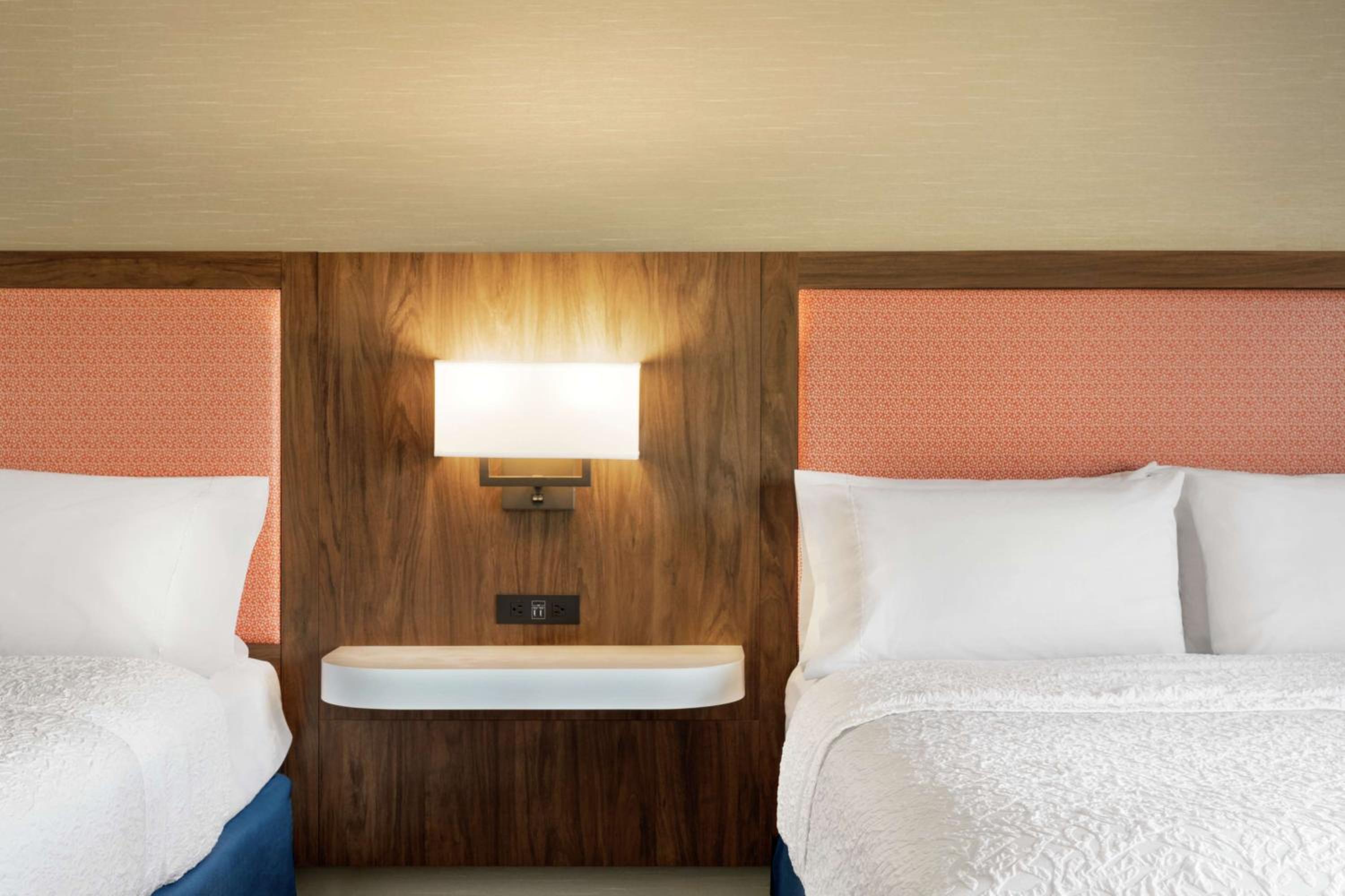 Queen Room with Two Queen Beds - Non-Smoking - Photo 3