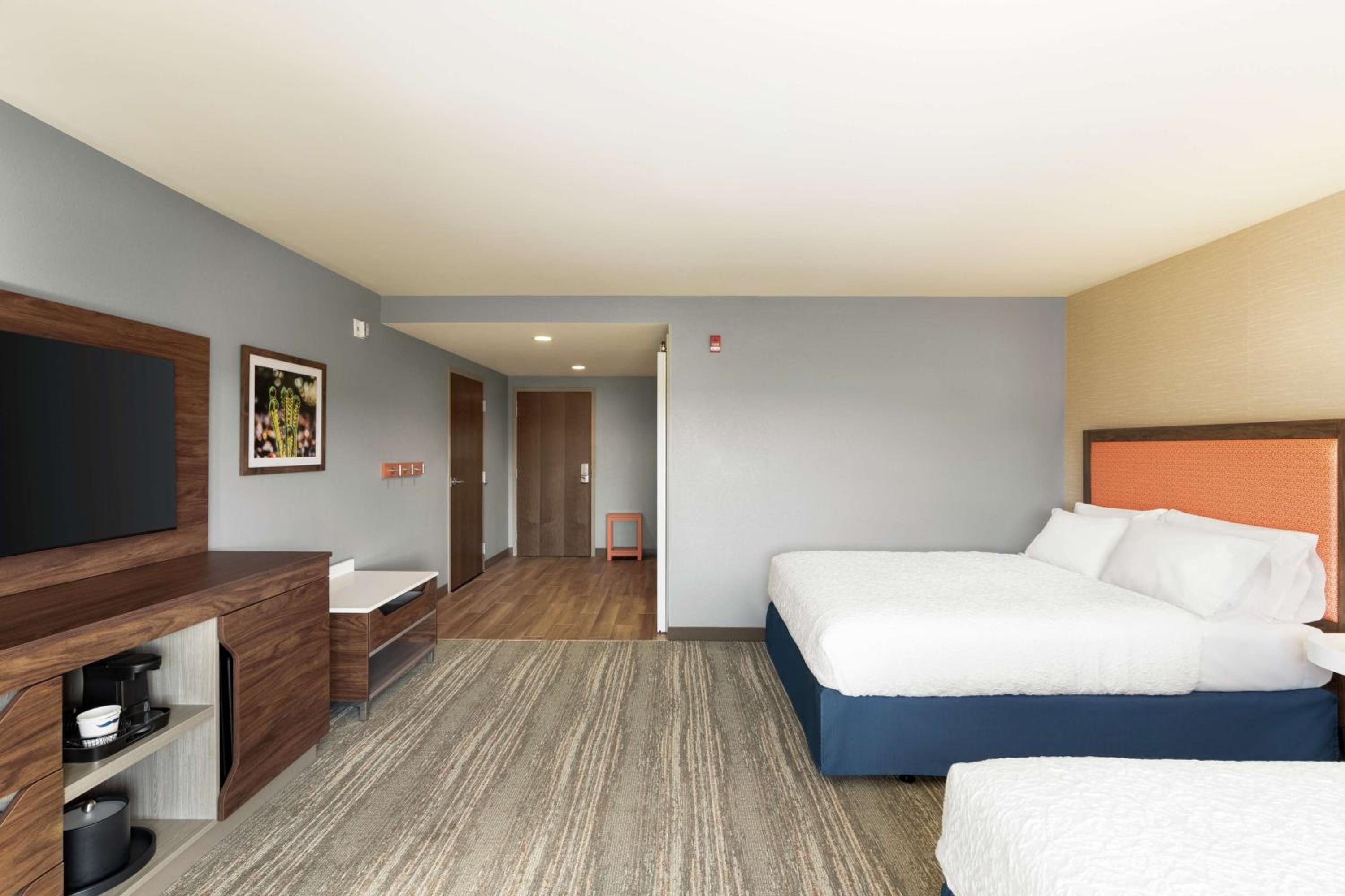 Queen Room with Two Queen Beds - Mobility and Hearing Access/Non-Smoking - Photo 4
