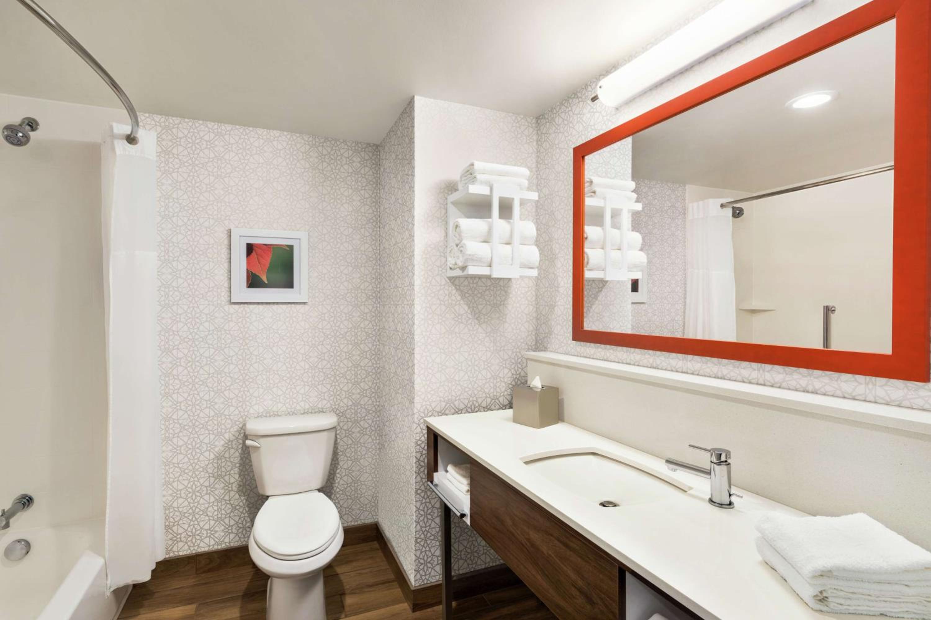 Queen Room with Two Queen Beds - Non-Smoking - Photo 6