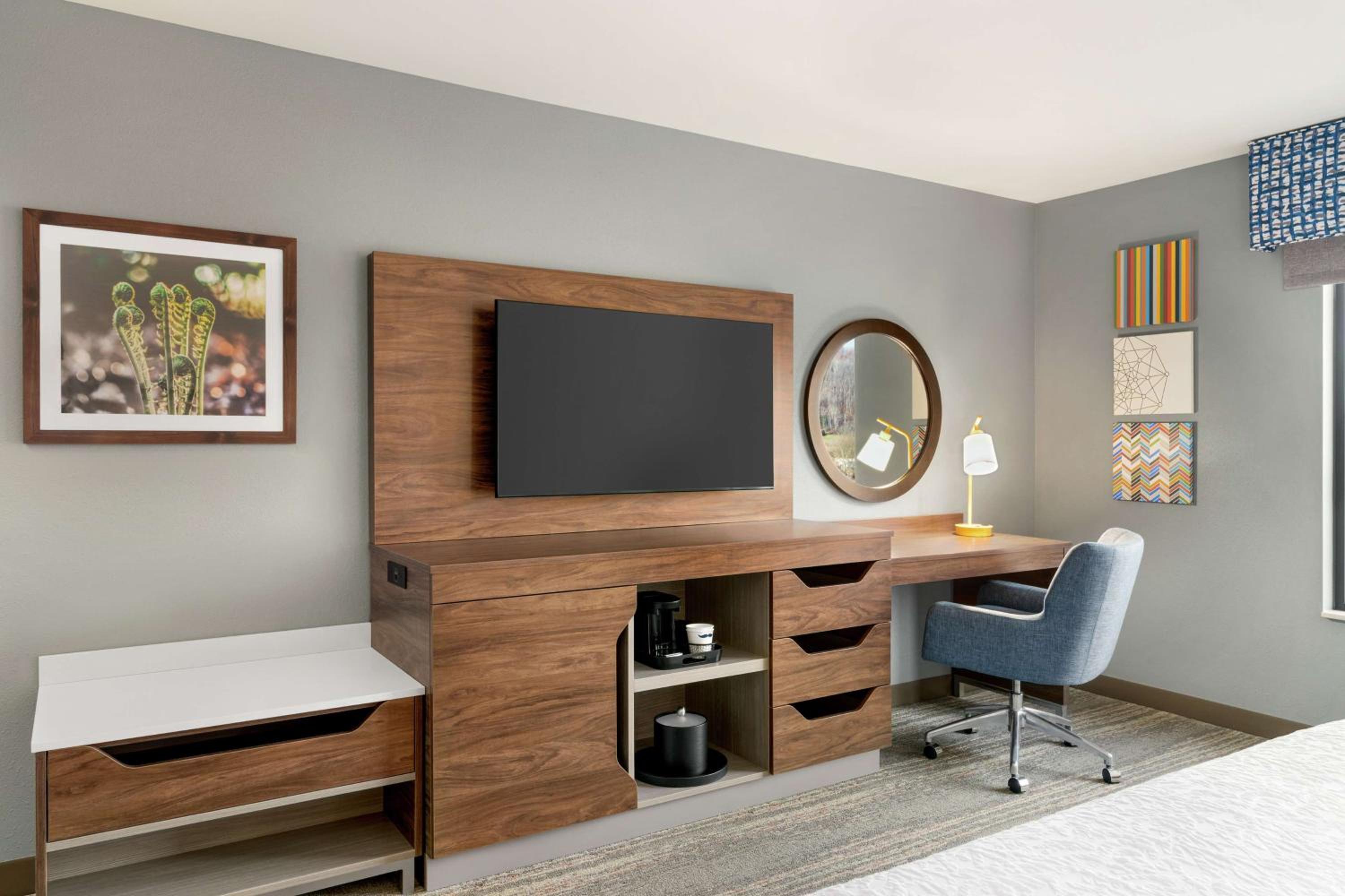 King Room with Mini Fridge - Non-Smoking - Photo 2