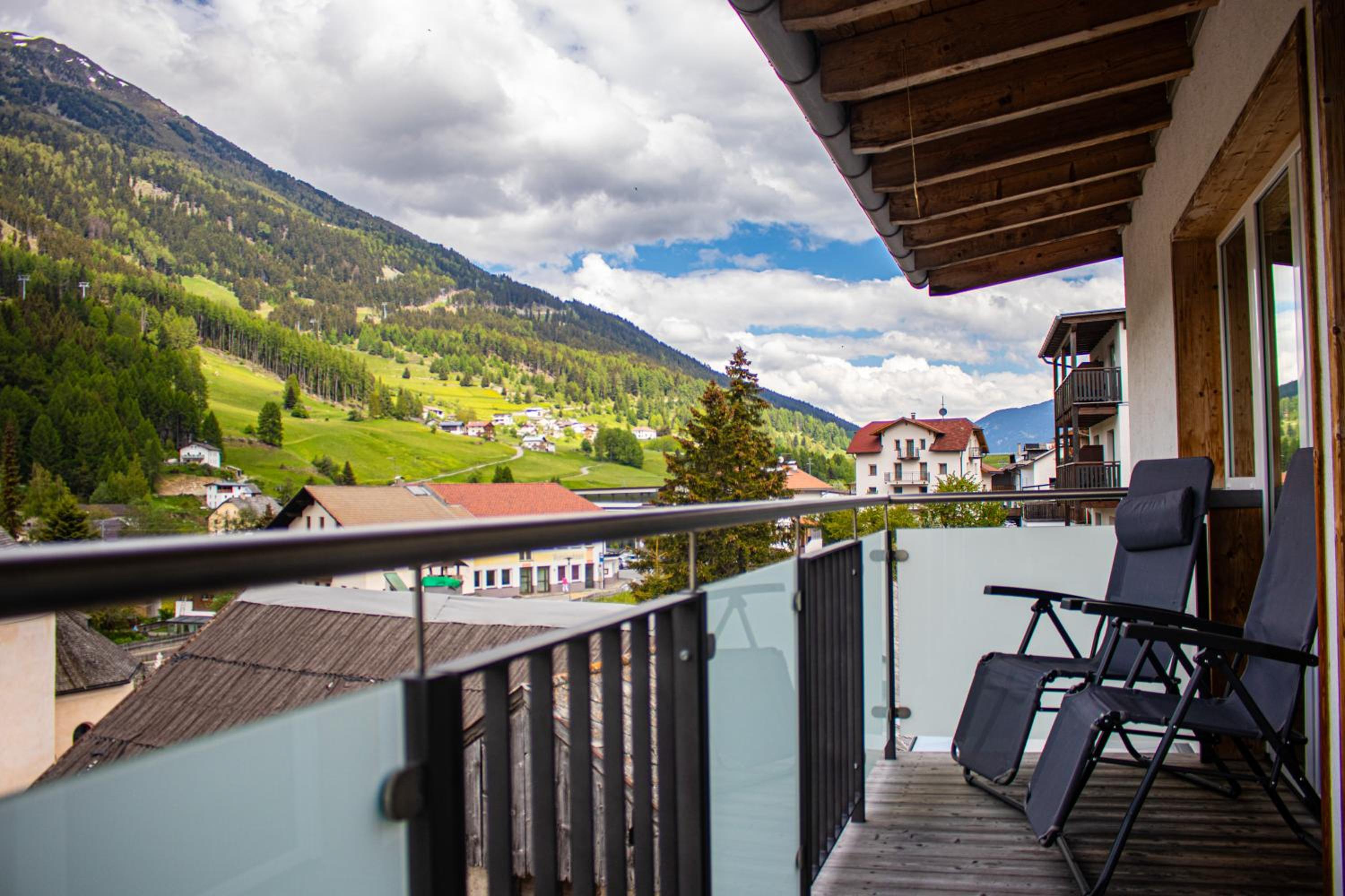 Apartment with Mountain View - Photo 9
