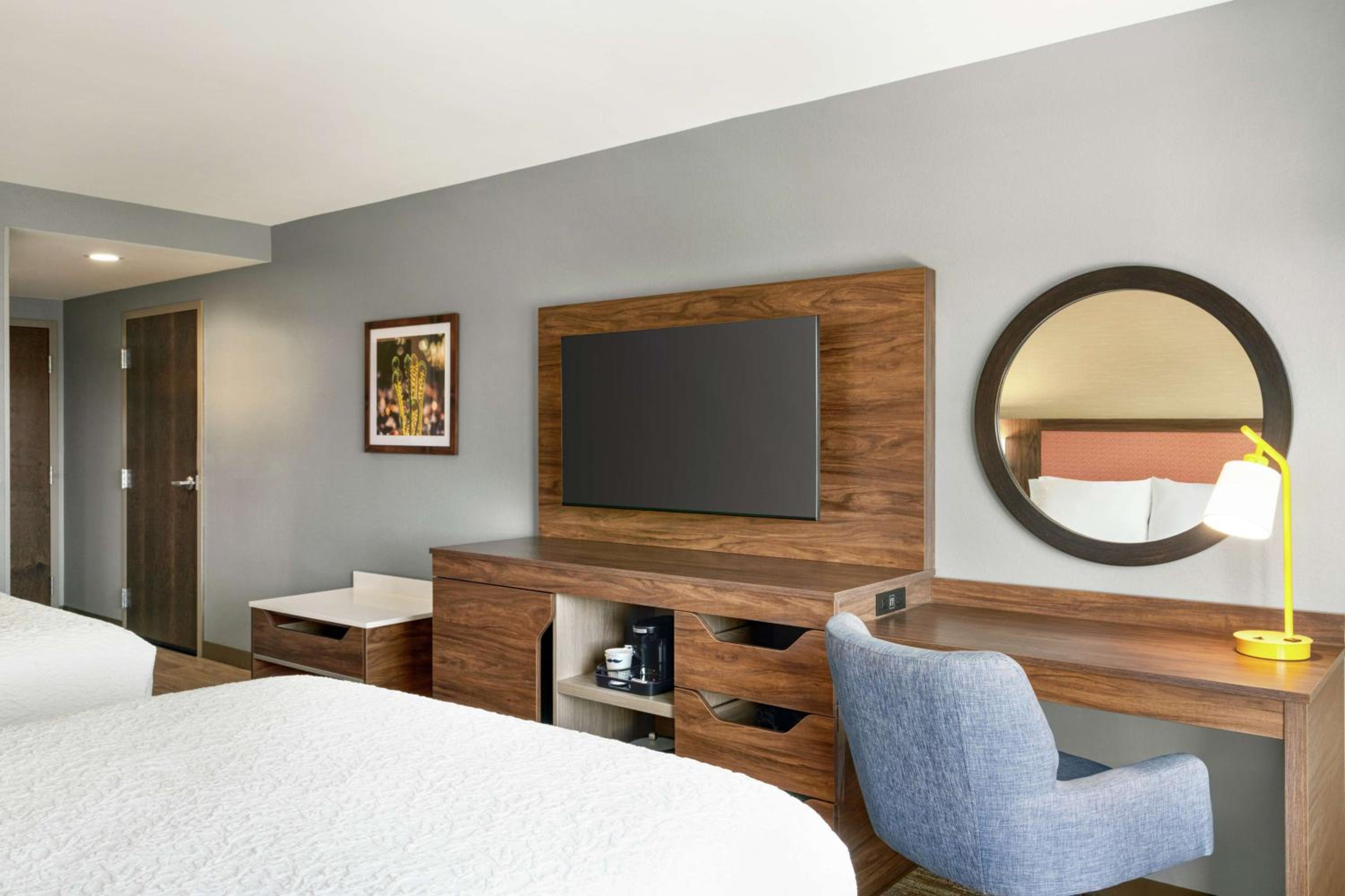 Queen Room with Two Queen Beds - Non-Smoking - Photo 5