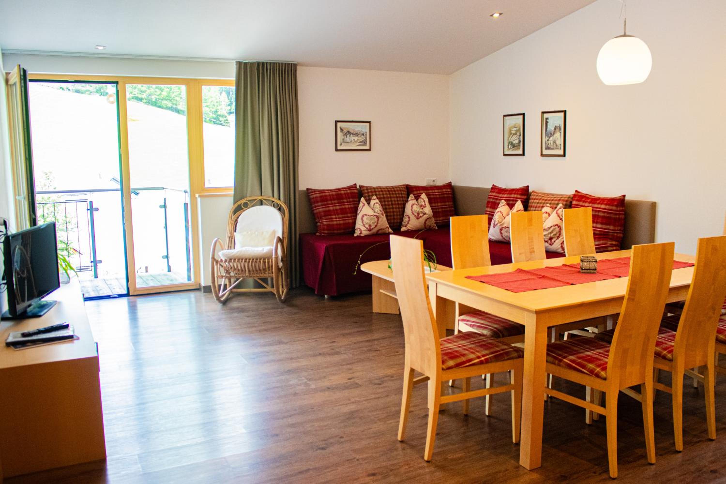 Apartment with Mountain View - Photo 3