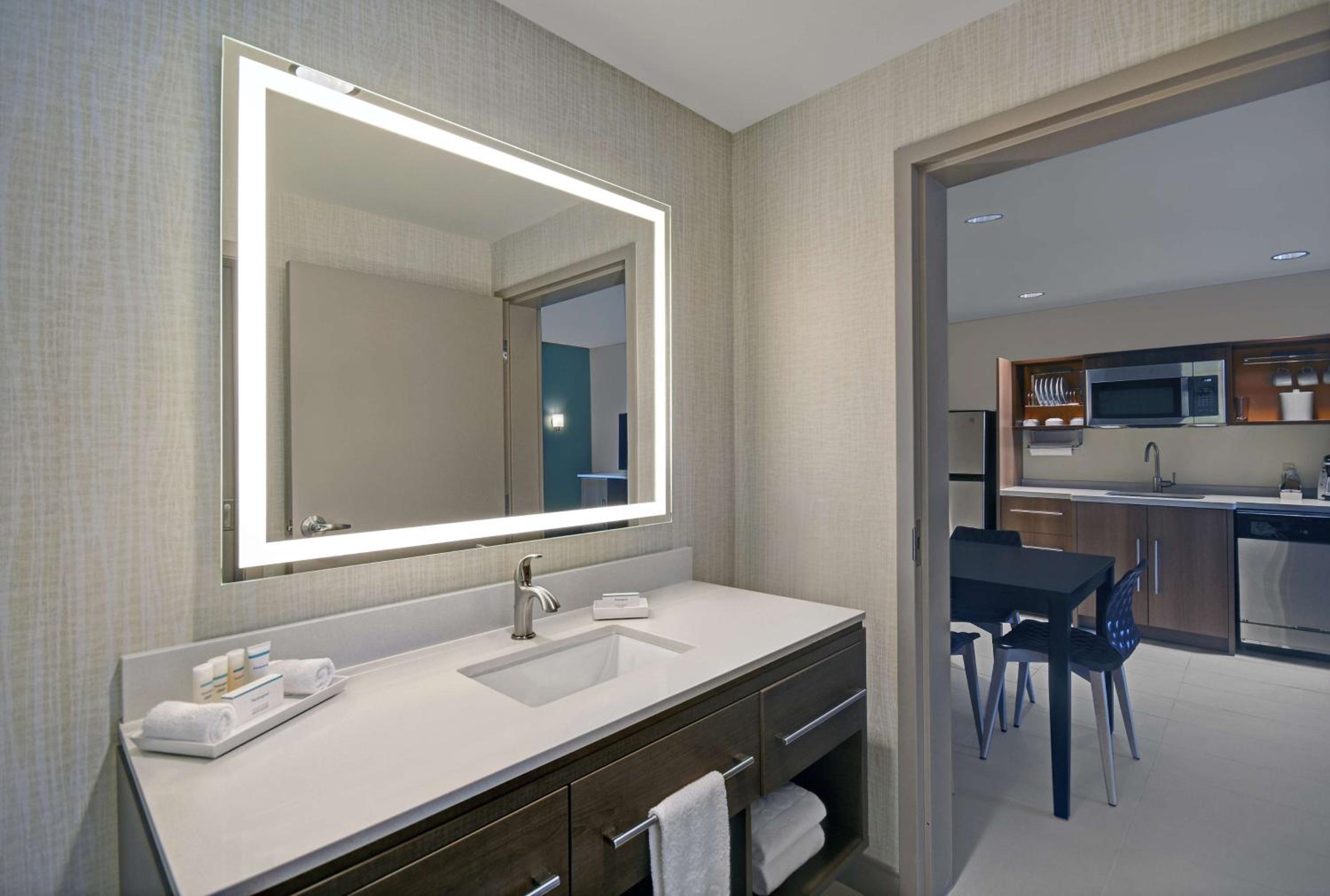 One-Bedroom King Suite - Non-Smoking - Photo 6