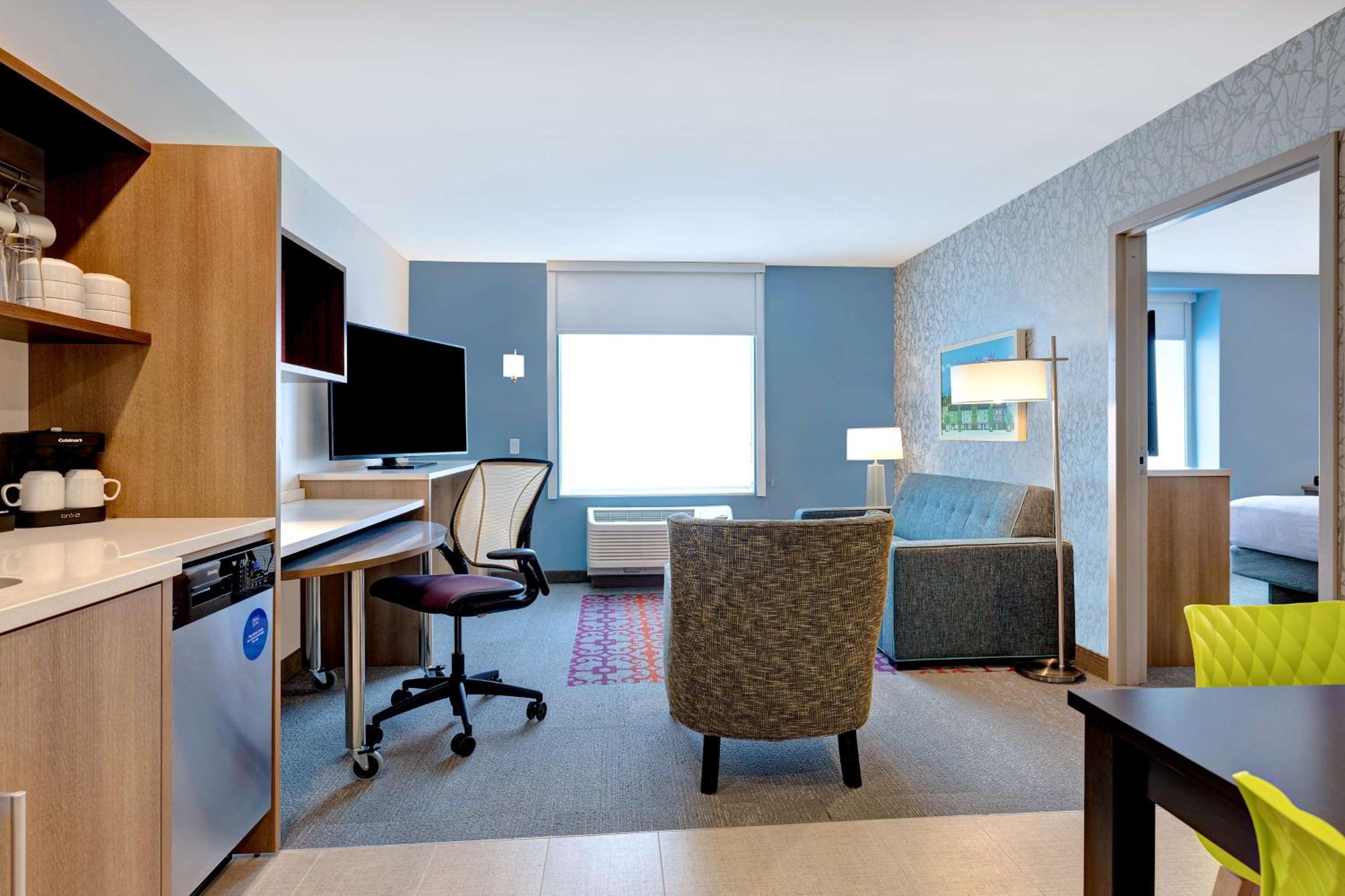 One-Bedroom Queen Suite - Non-Smoking - Photo 1