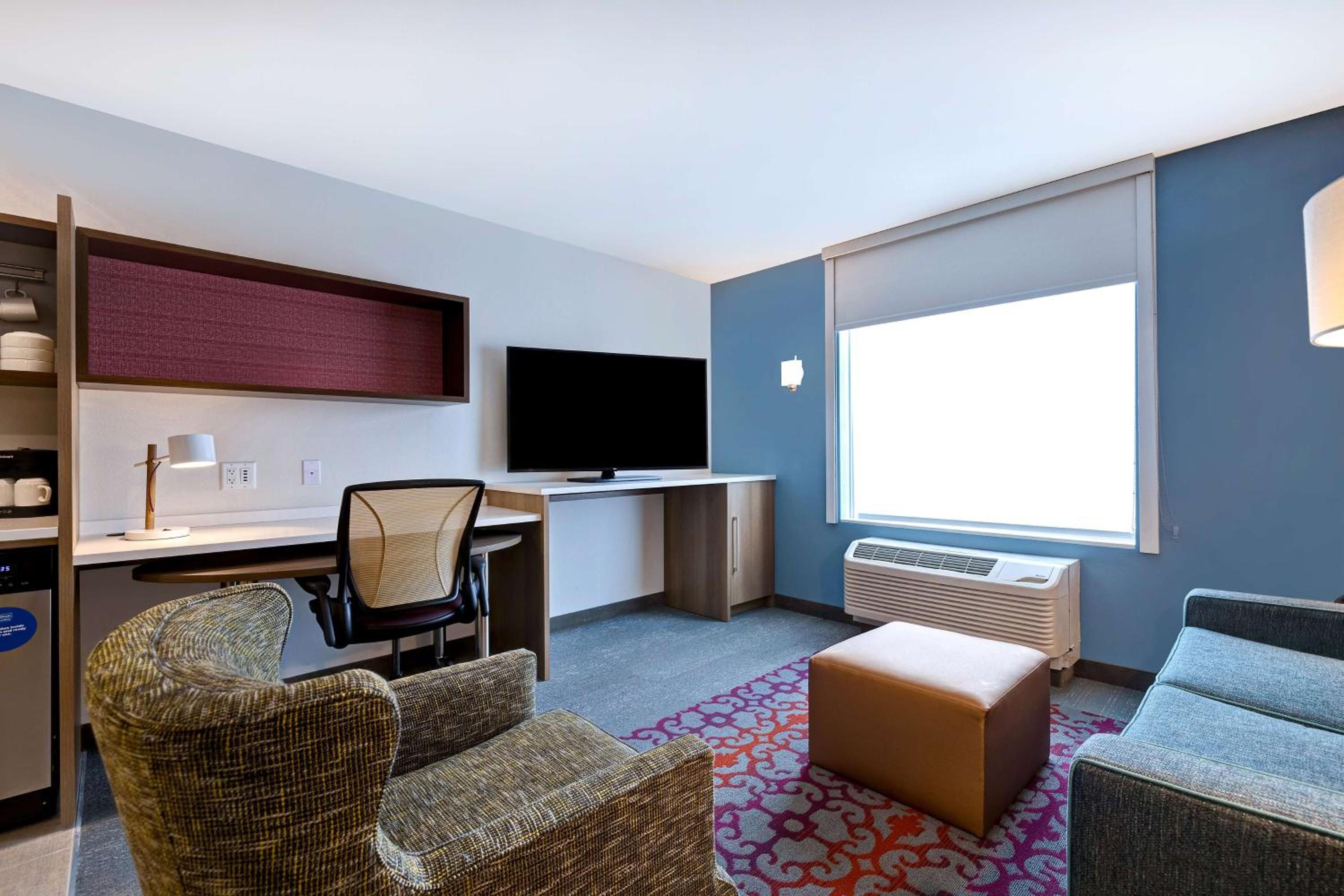 One-Bedroom Queen Suite - Non-Smoking - Photo 2