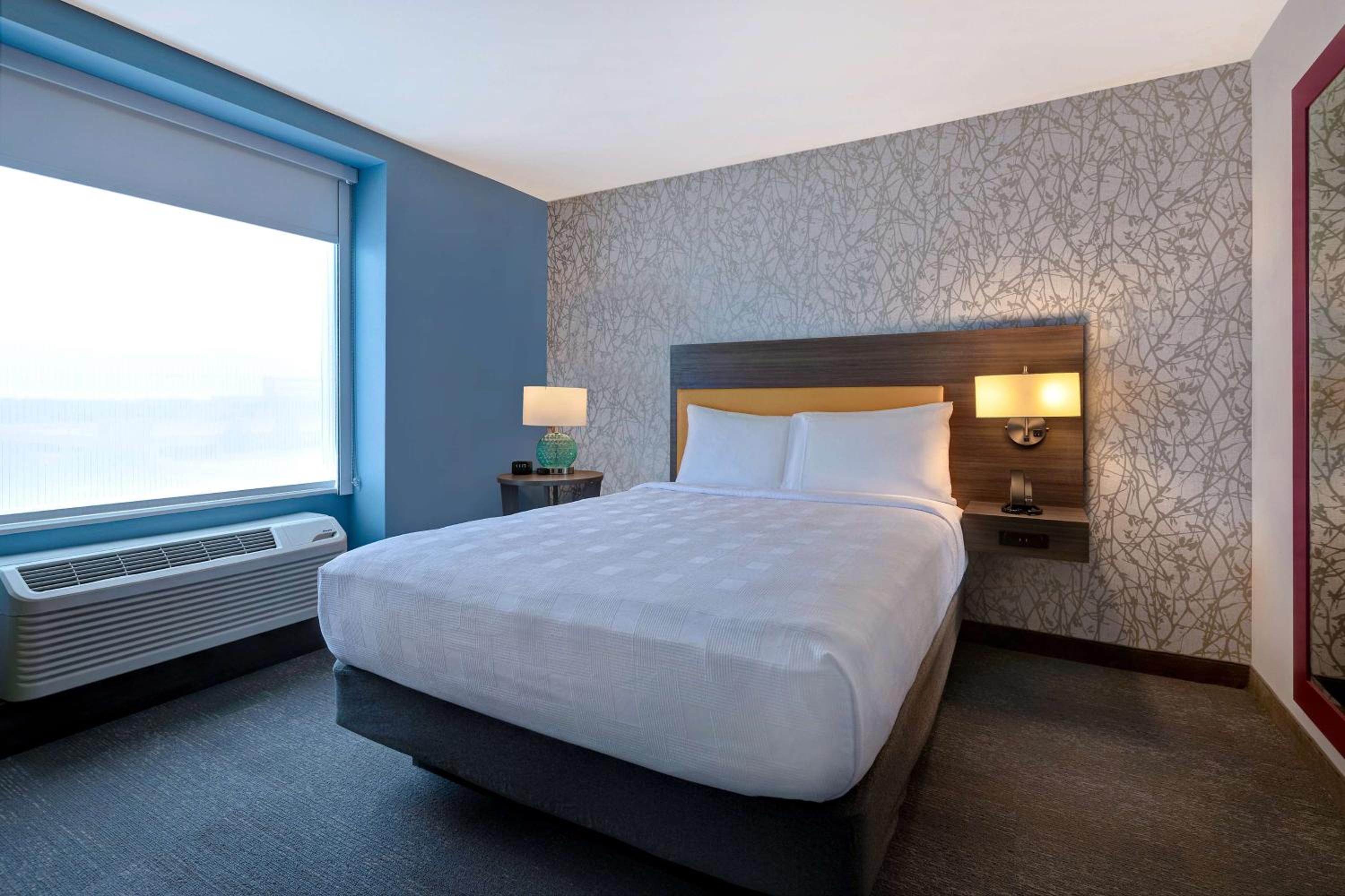One-Bedroom Queen Suite - Non-Smoking - Photo 3