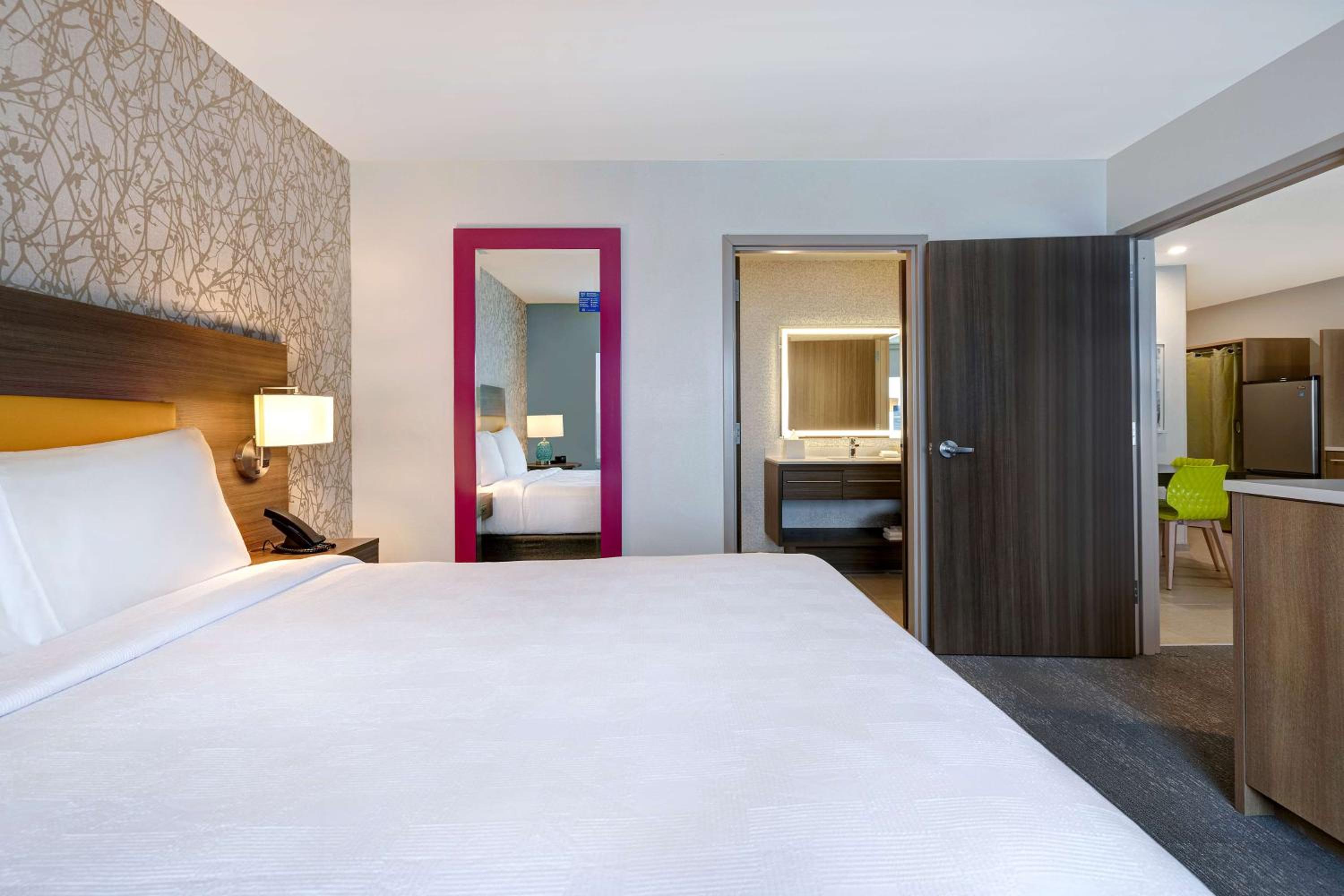One-Bedroom Queen Suite - Non-Smoking - Photo 5