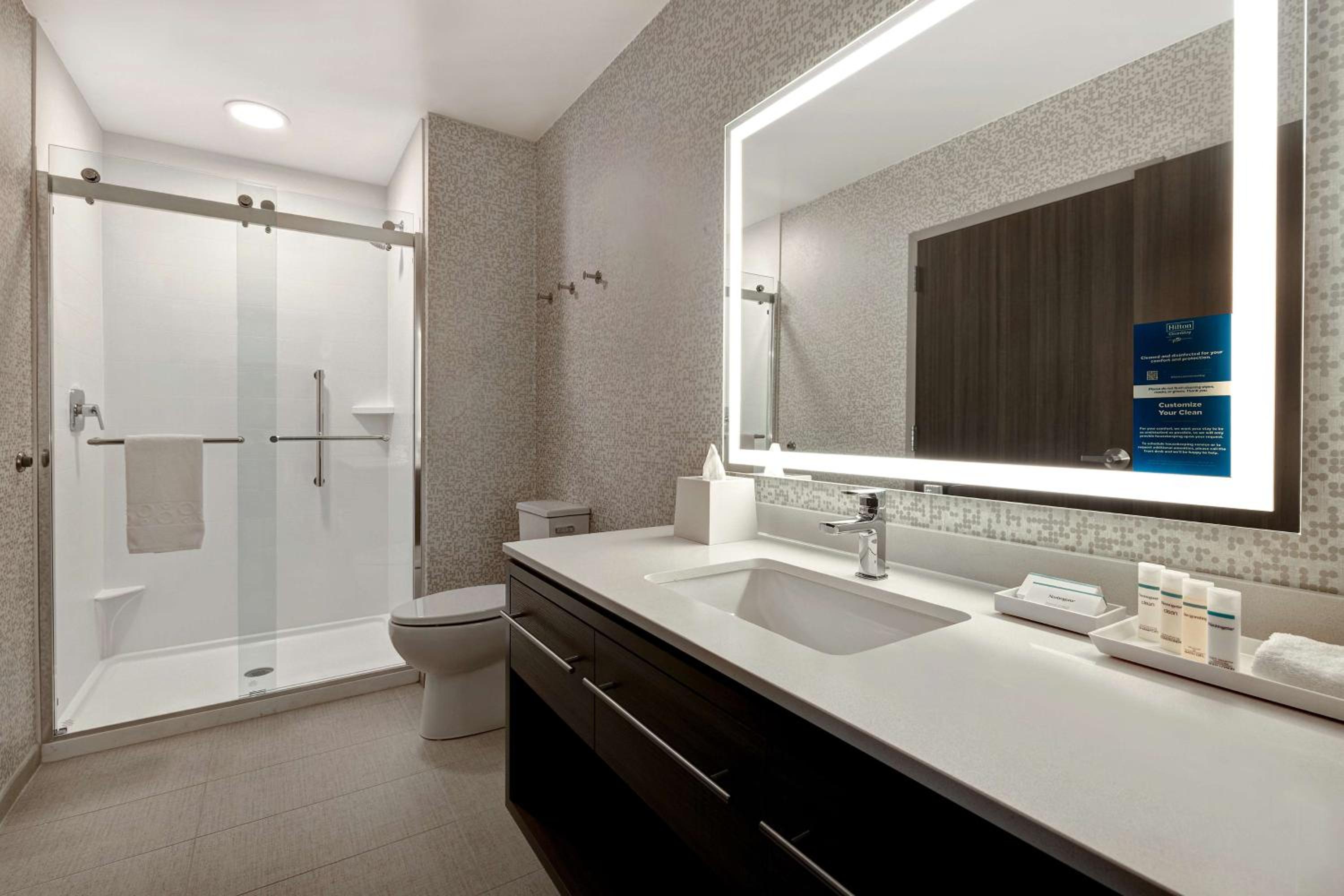 One-Bedroom Queen Suite - Non-Smoking - Photo 8