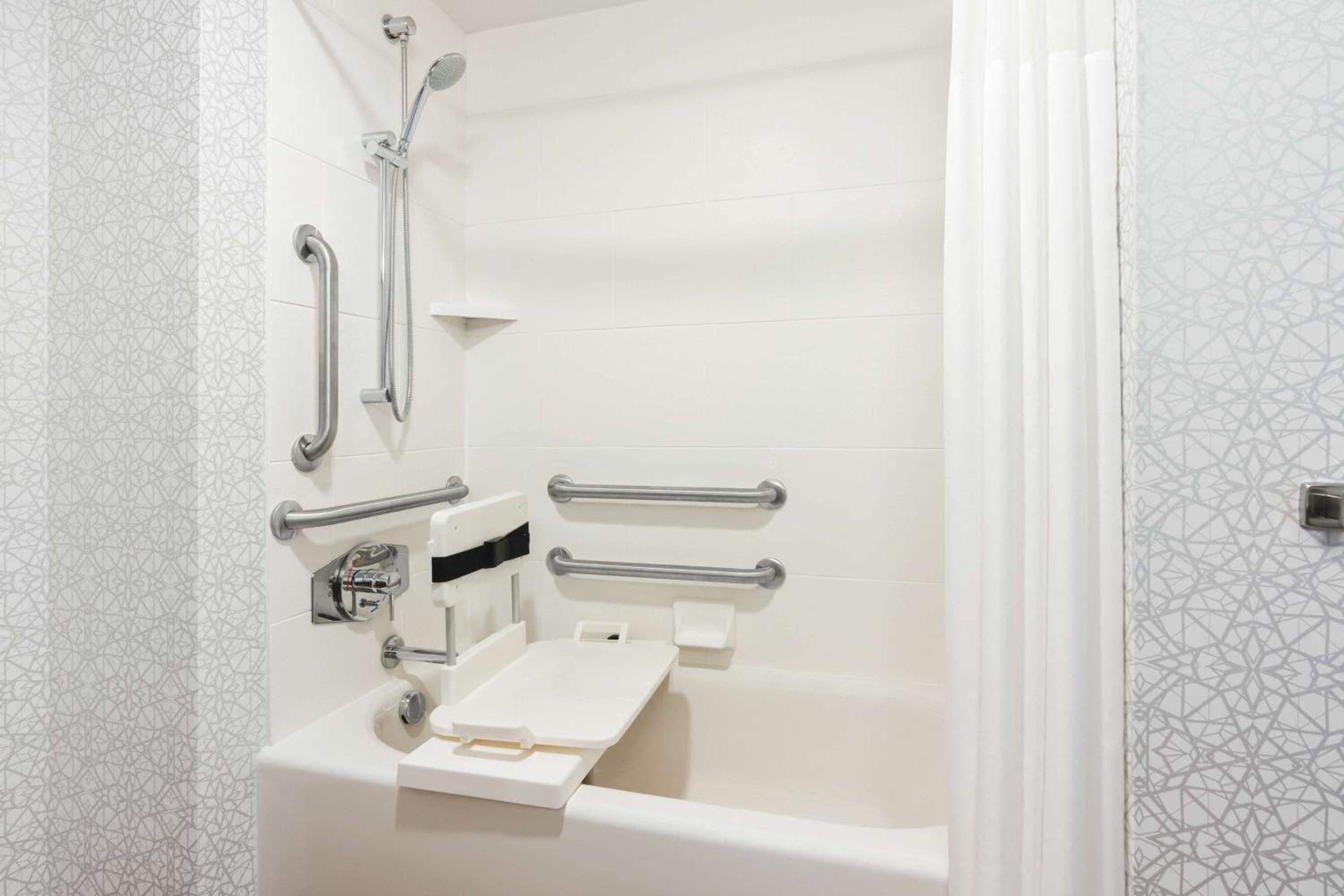 Queen Room with Bath Tub - Mobility Access/Non-Smoking - Photo 2