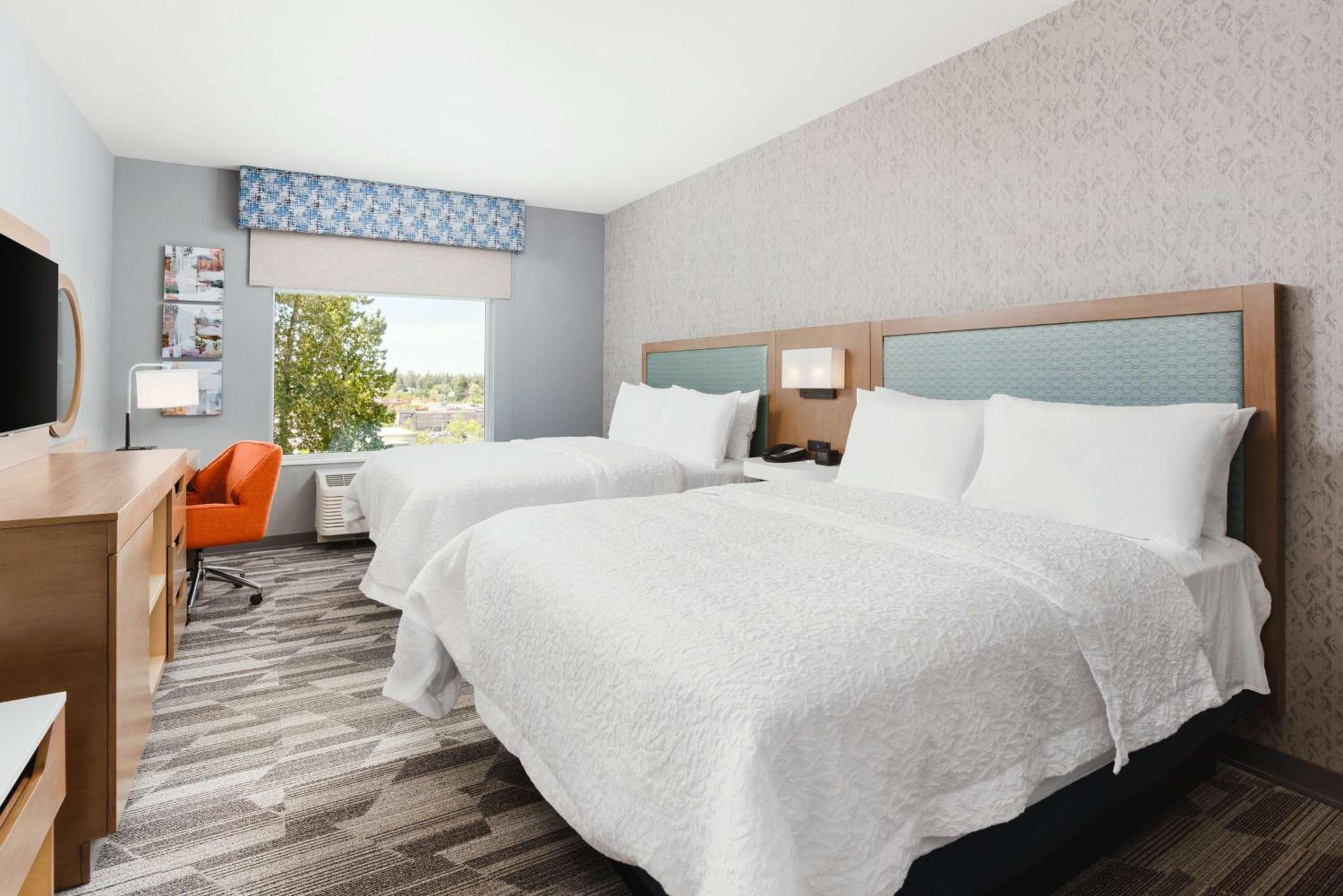 Queen Room with Two Queen Beds - Photo 2