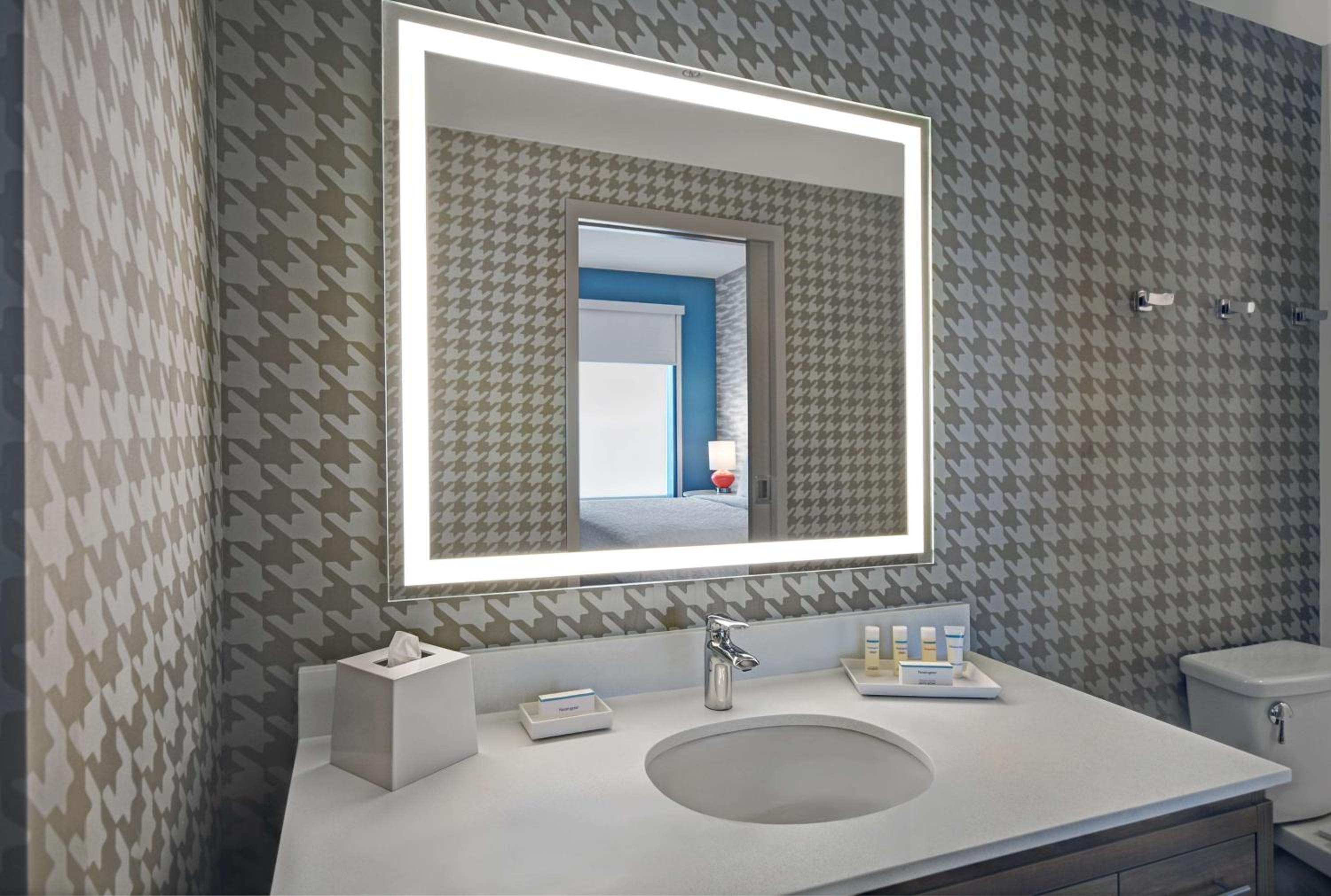 One-Bedroom King Suite - Non-Smoking - Photo 6