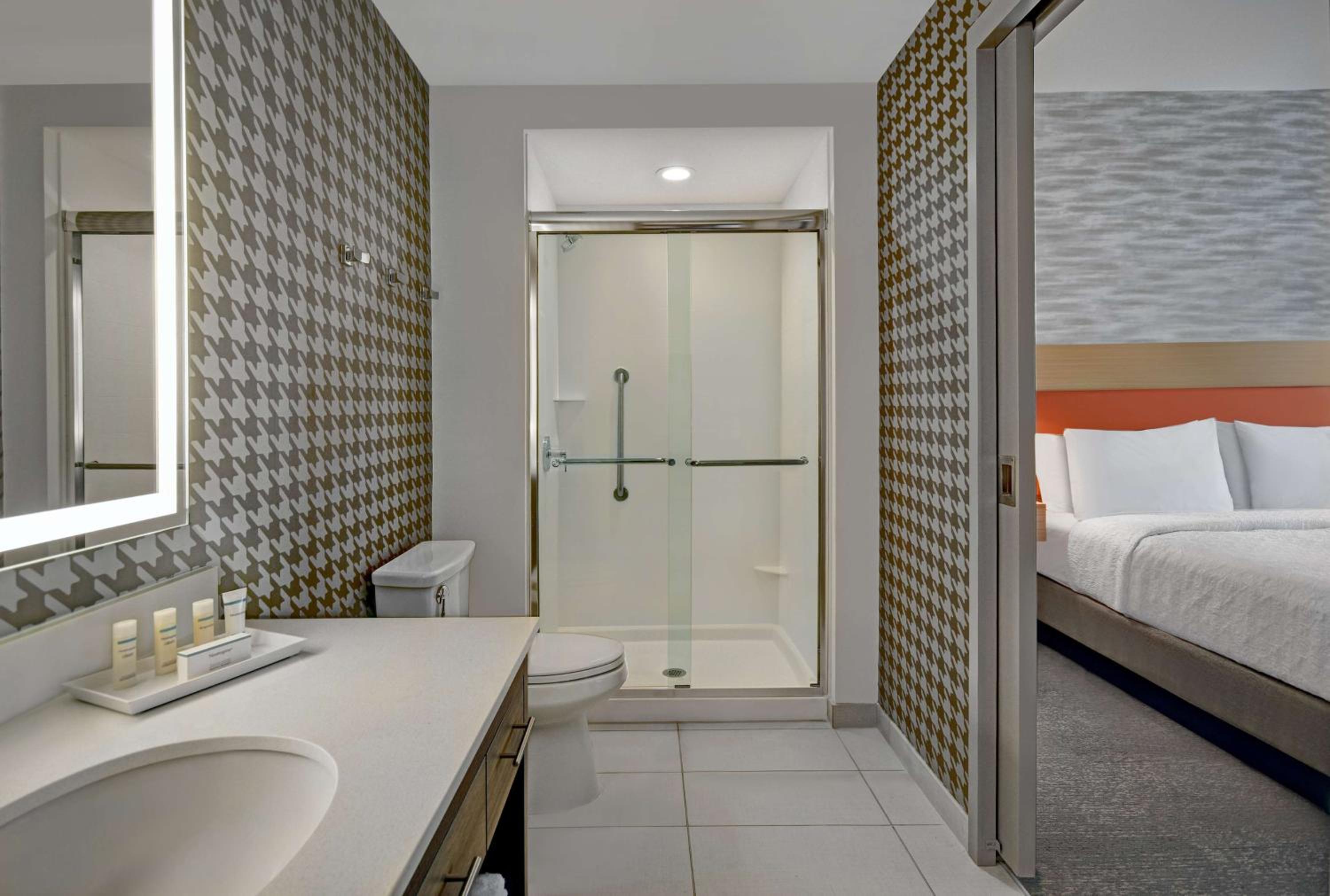 One-Bedroom King Suite - Non-Smoking - Photo 5