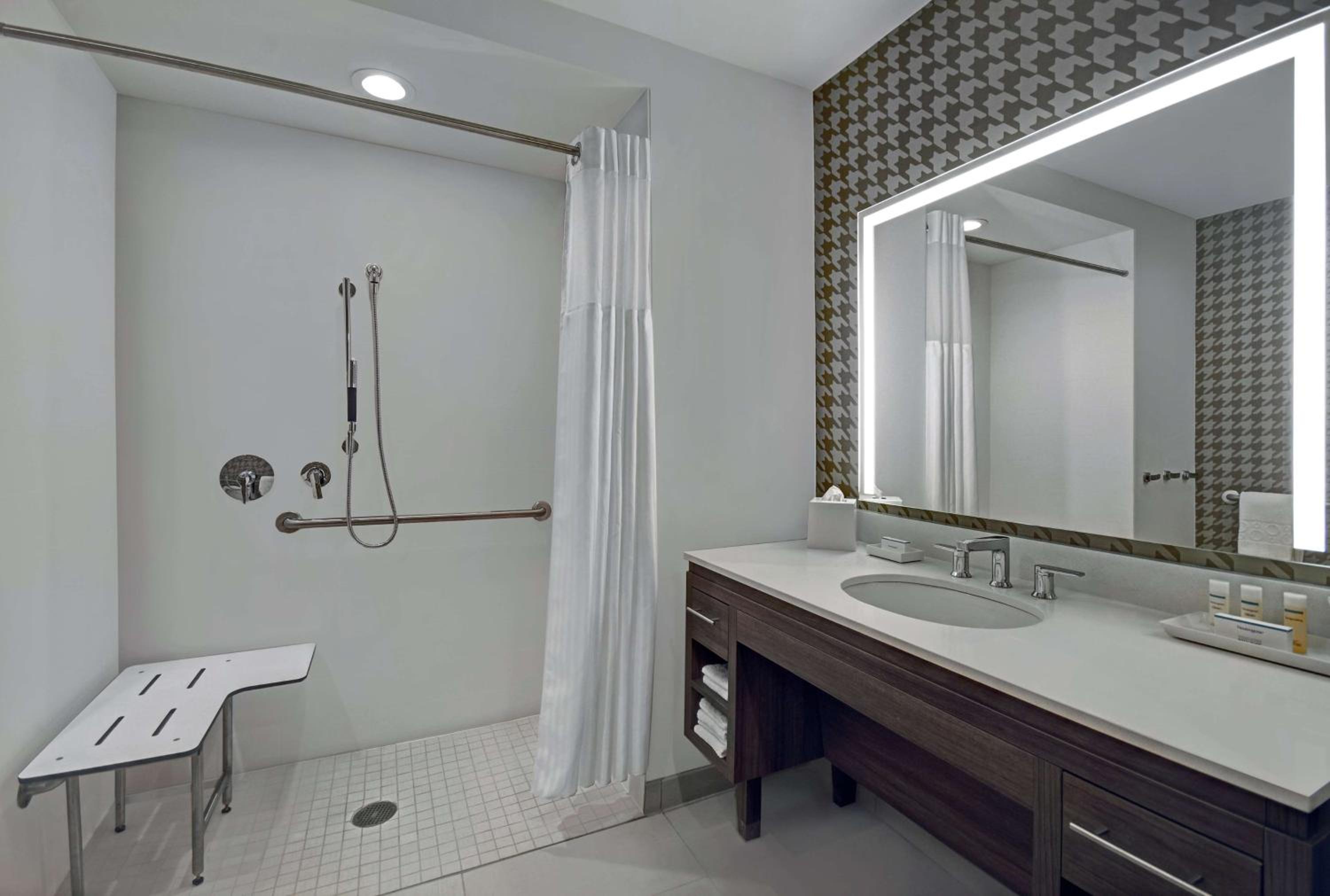 King Studio with Roll-In Shower - Disability Access/Non-Smoking - Photo 3