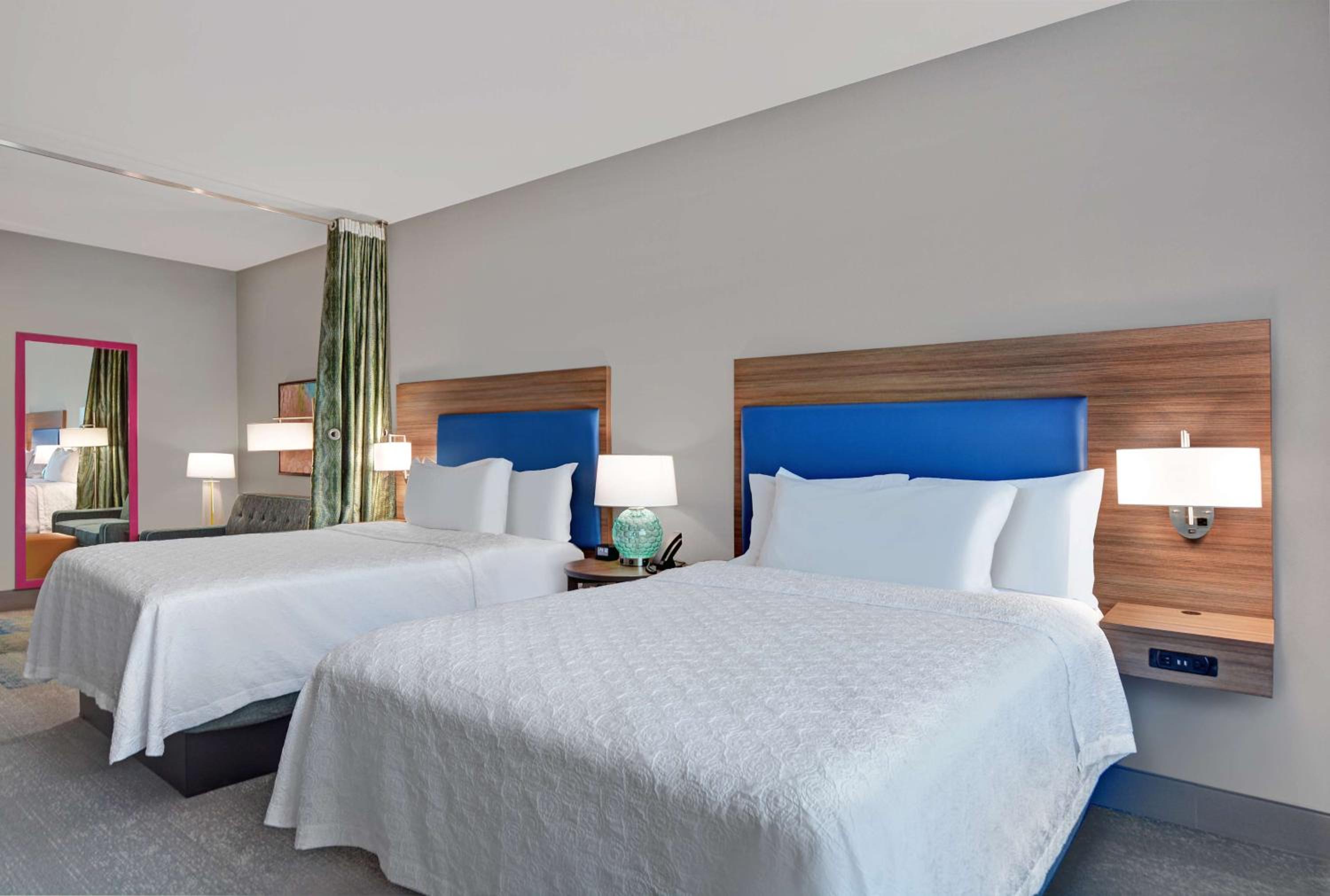 Queen Studio Suite with Two Queen Beds - Non-Smoking - Photo 1