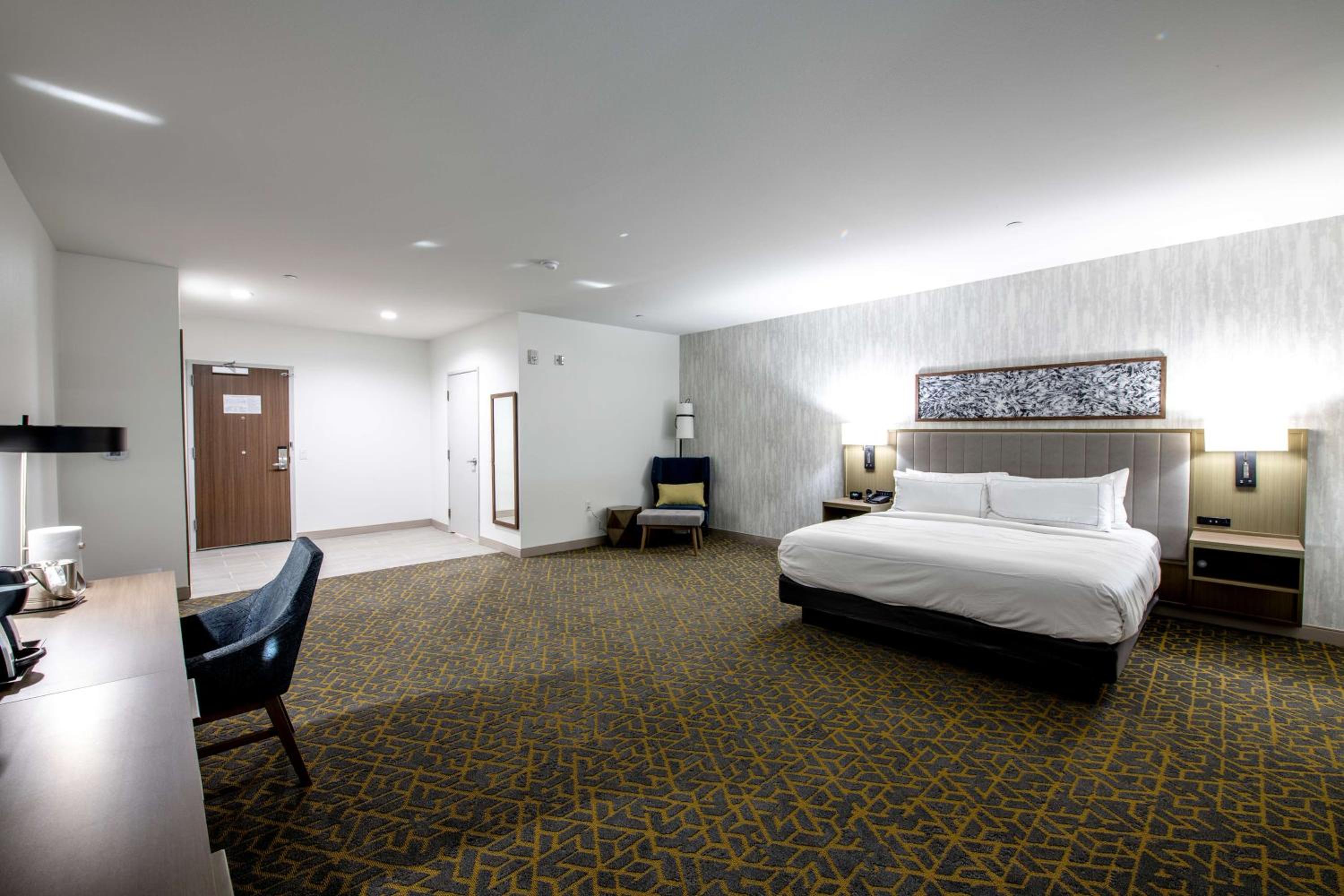 King Room with Sofa Bed - Photo 1