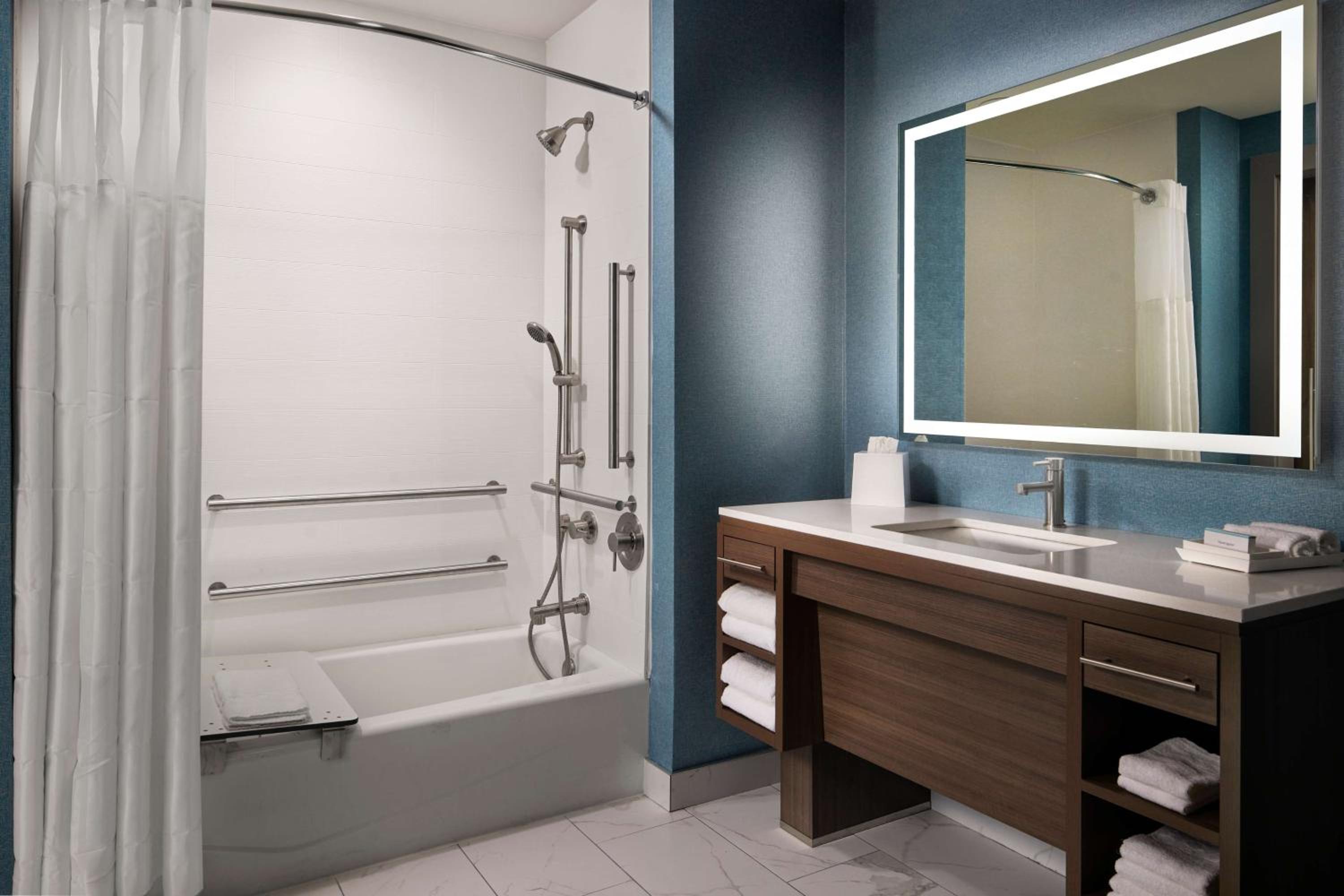 Queen Suite - Mobility and Hearing Access Tub/Non-Smoking - Photo 2