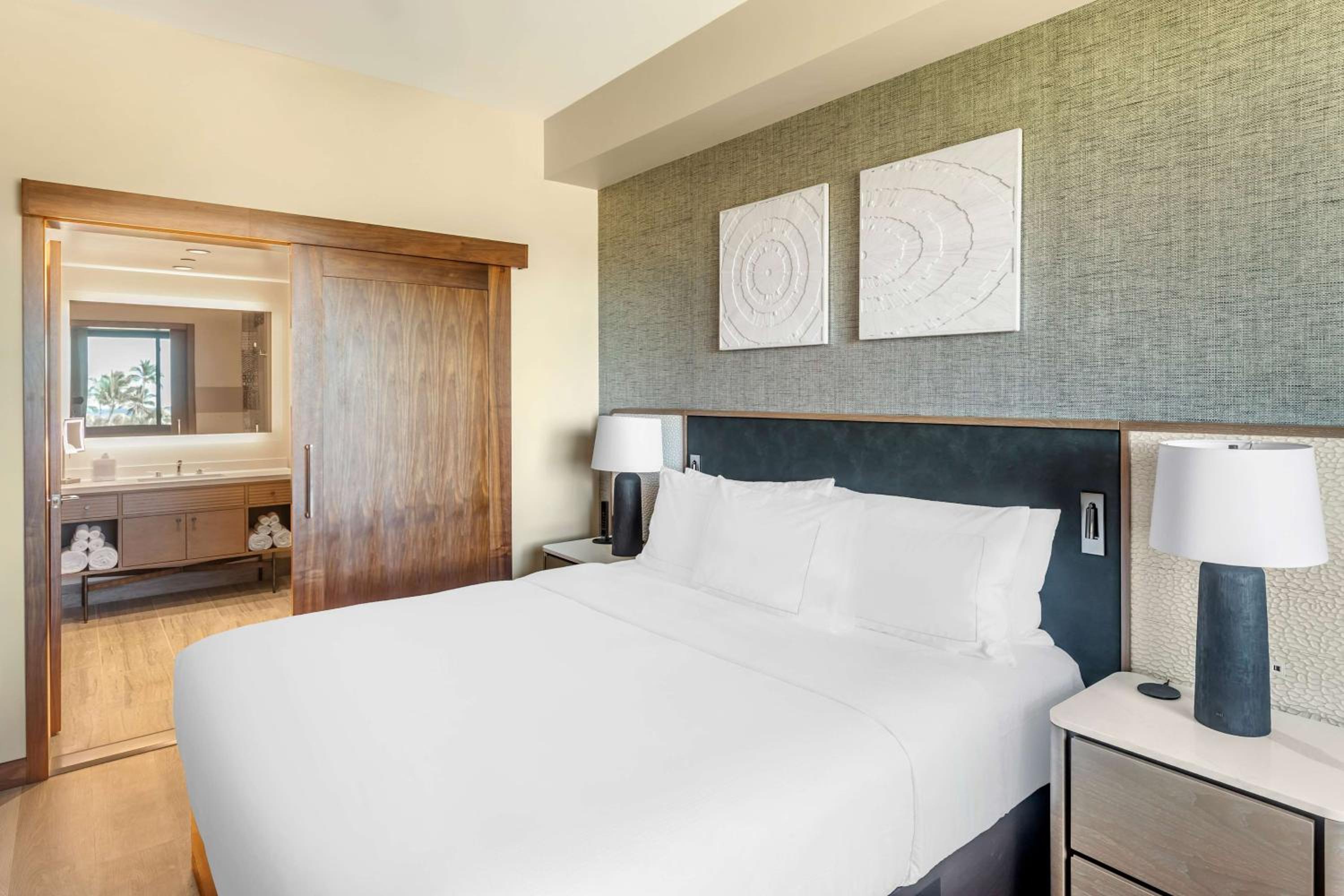 One-Bedroom Deluxe King Suite with Partial Ocean View - Photo 1