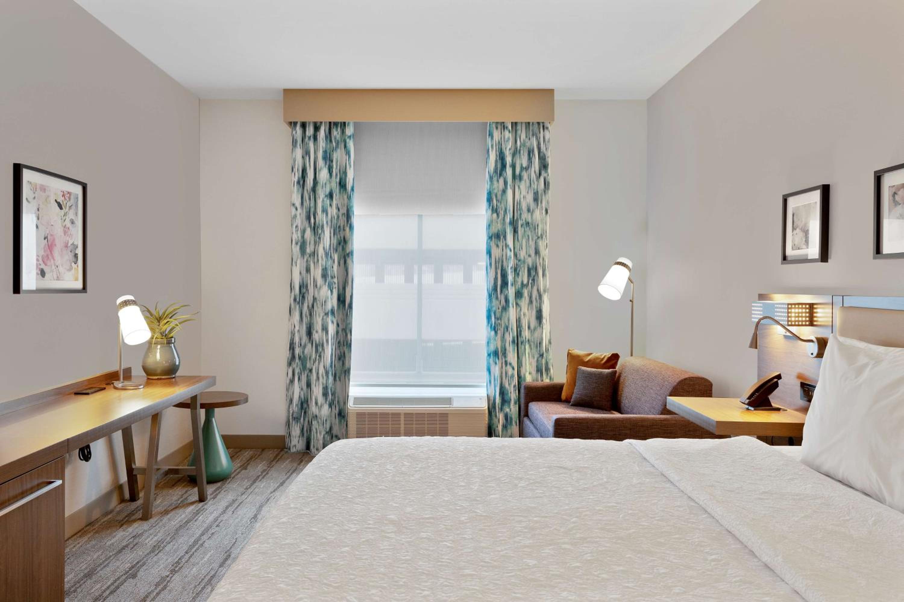 Deluxe King Room - Photo 3
