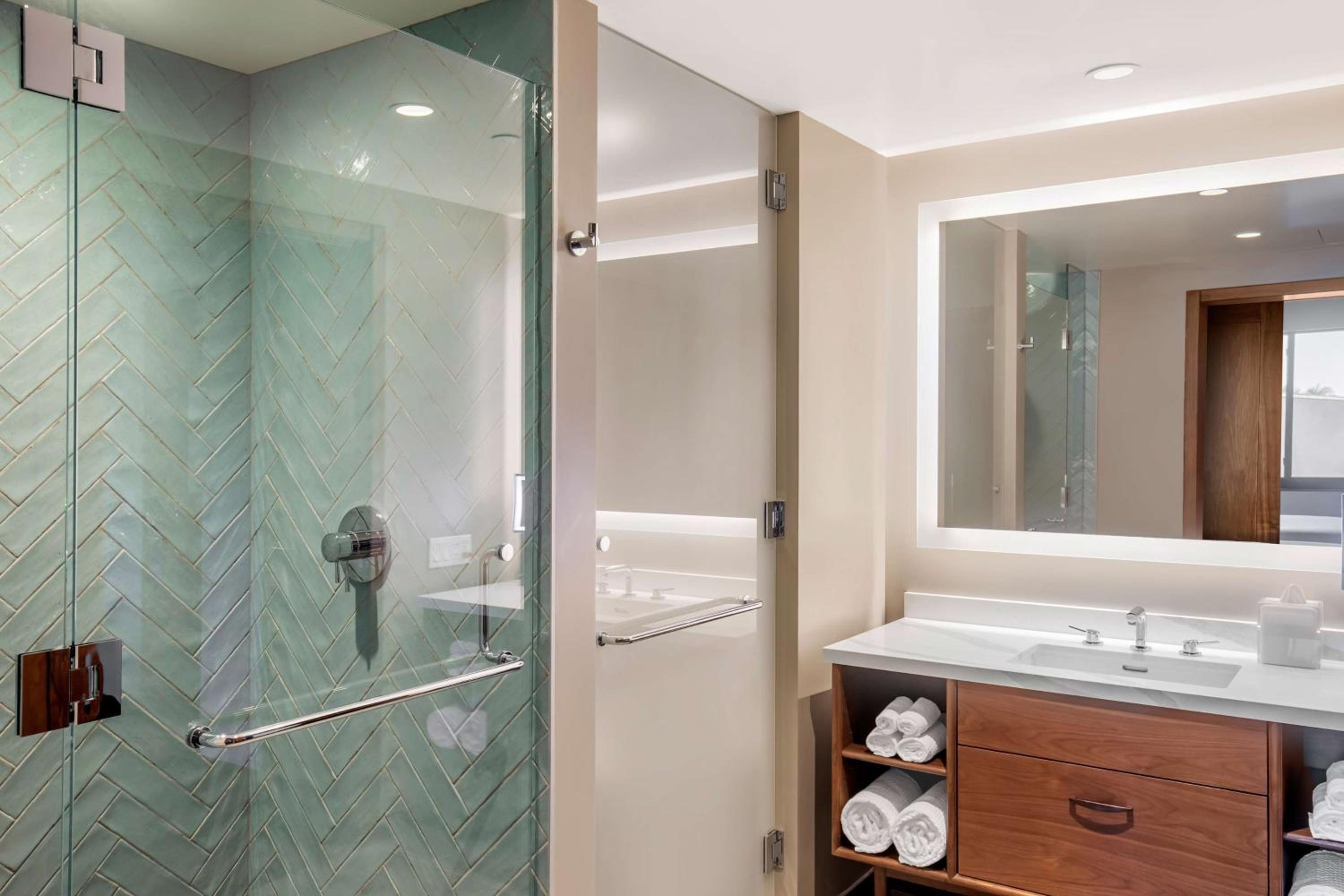 Two-Bedroom Deluxe King Suite with Two Double Beds and Partial Ocean View - Photo 3