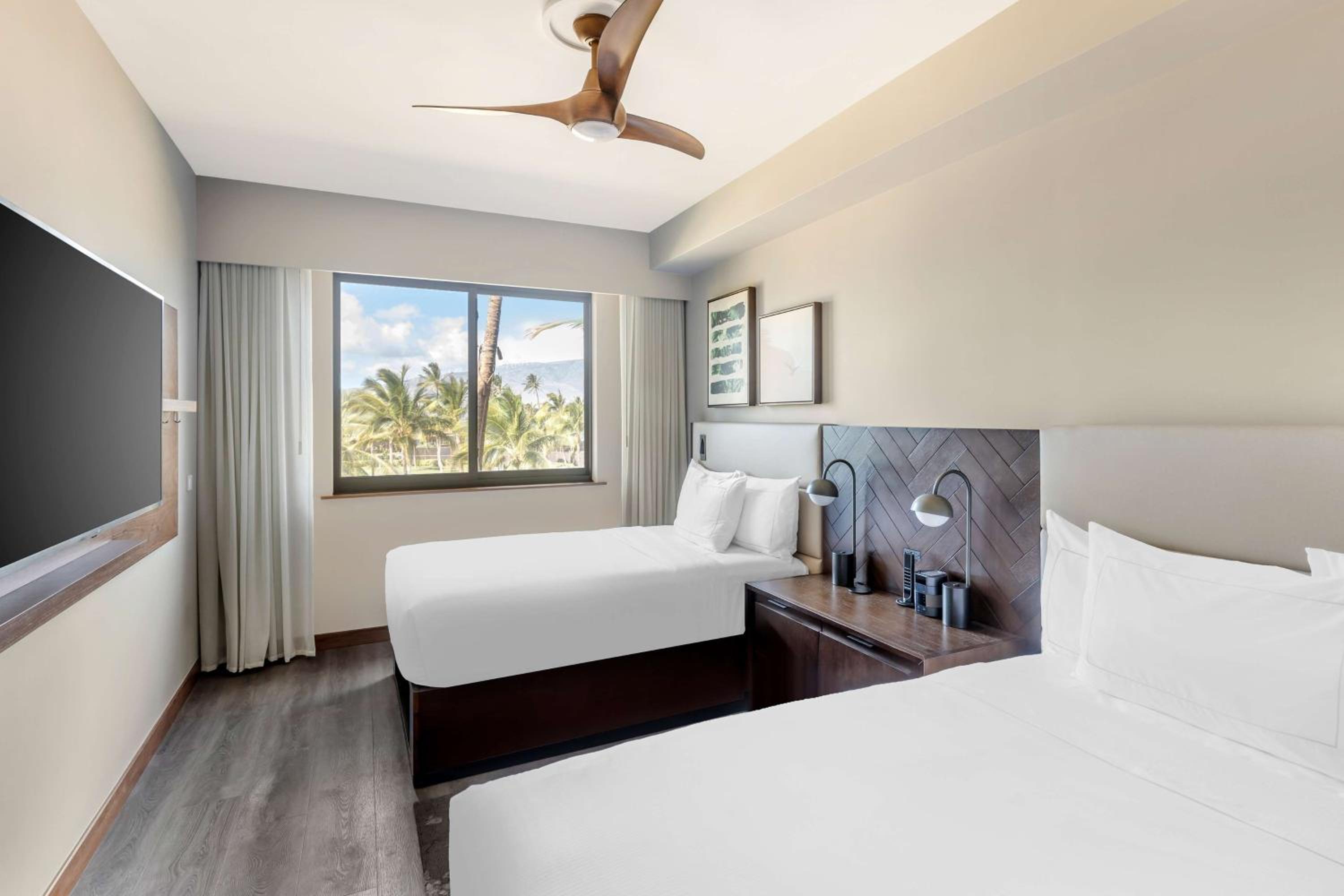 Two-Bedroom Deluxe King Suite with Two Double Beds and Partial Ocean View - Photo 5