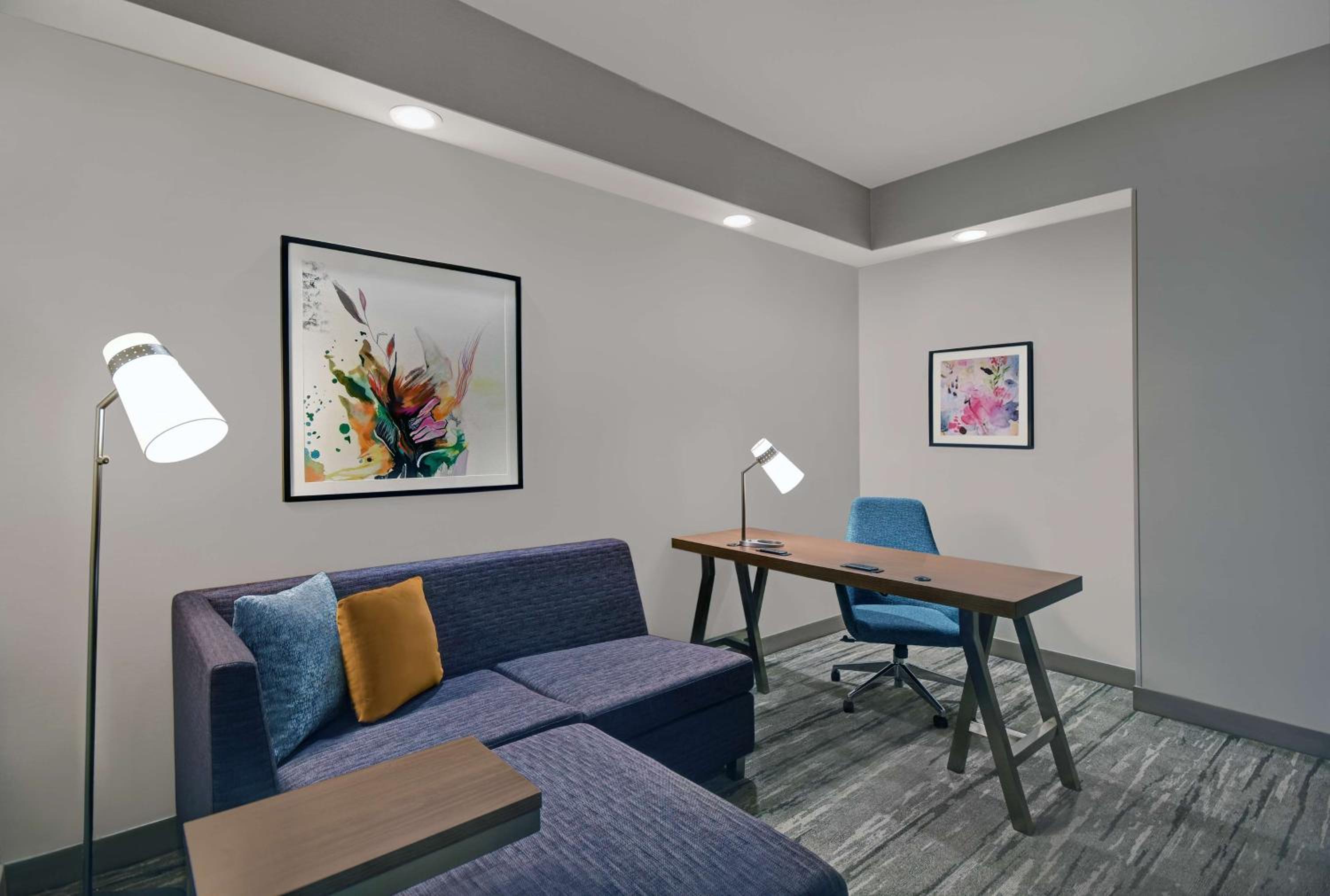 Junior King Suite with Seating Area - Photo 2