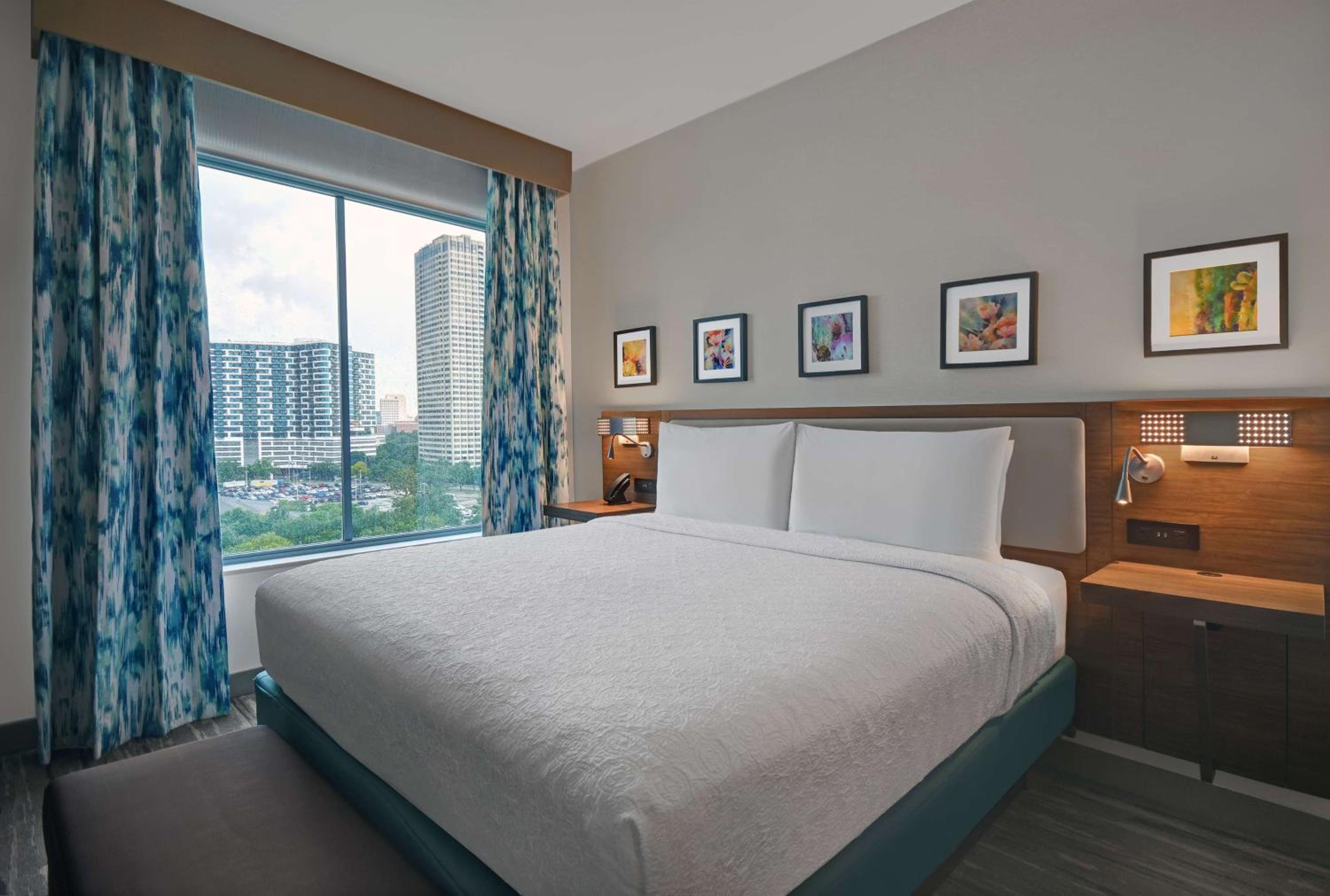 Junior King Suite with Seating Area - Photo 4