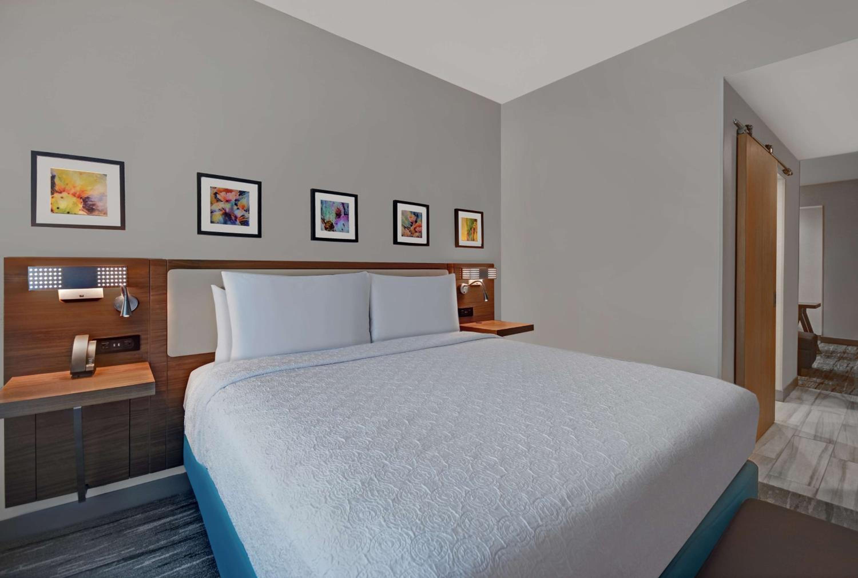 Junior King Suite with Seating Area - Photo 5