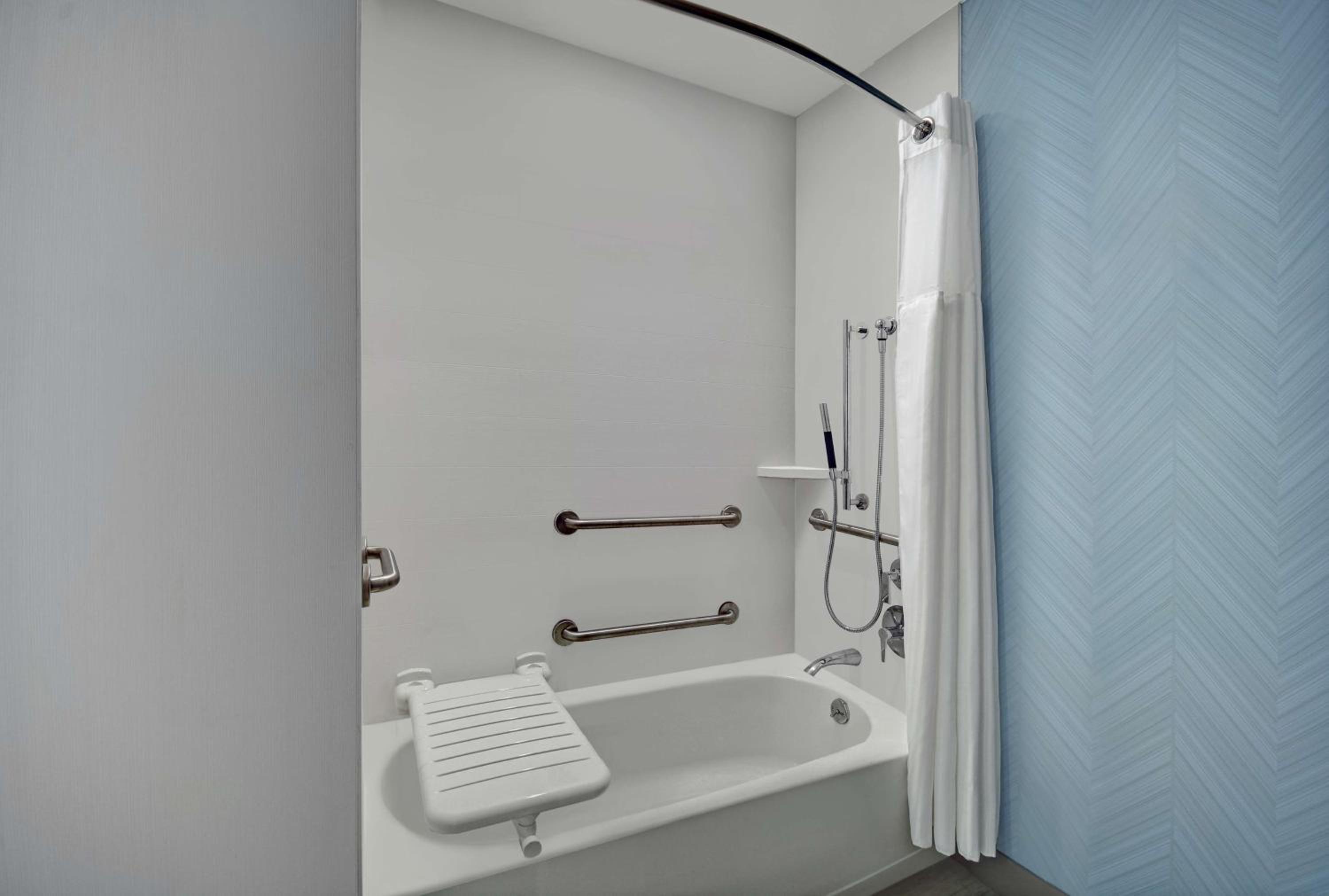King Room with Mobility Accessible Tub - Photo 5