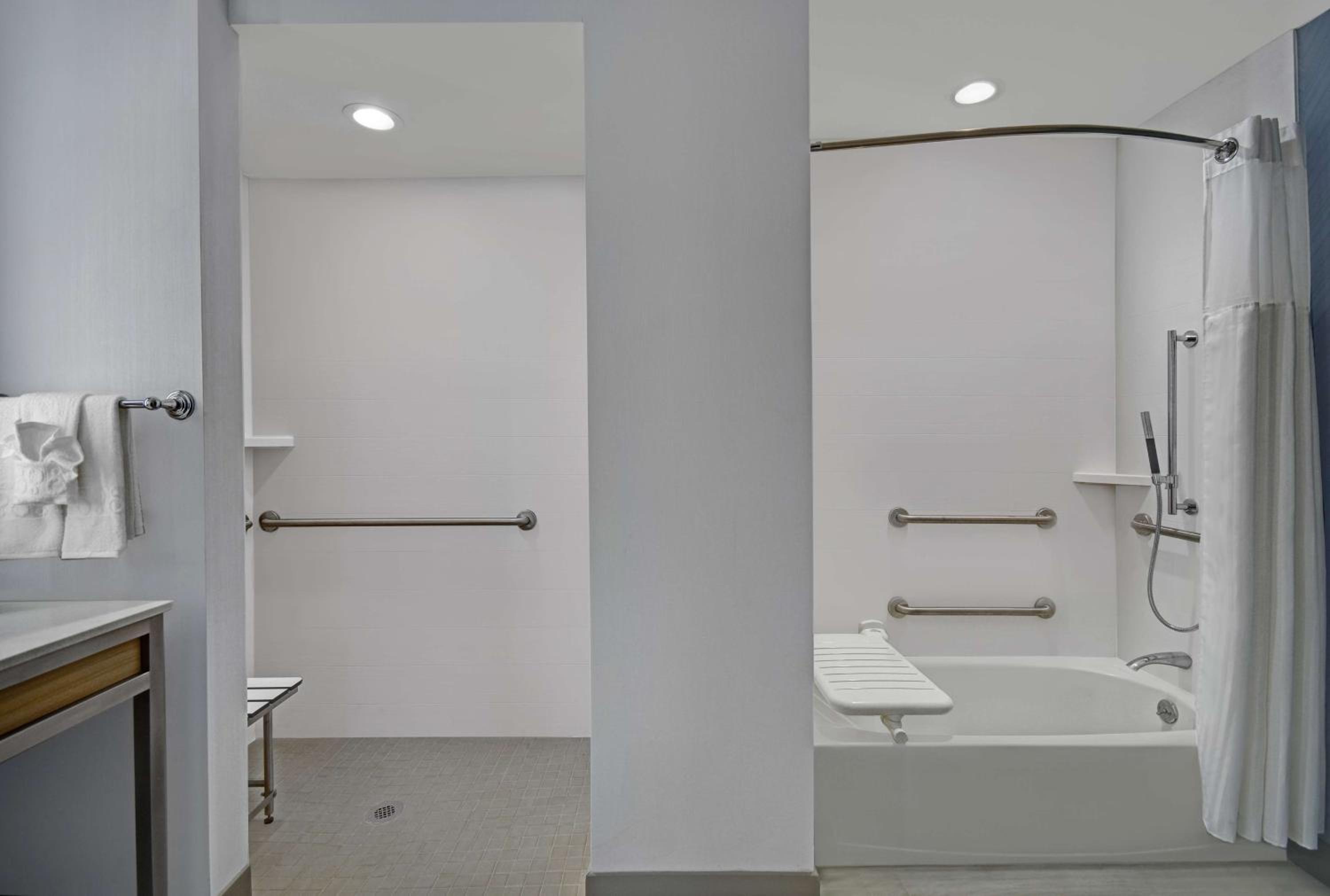 King Room with Mobility Accessible Tub - Photo 9