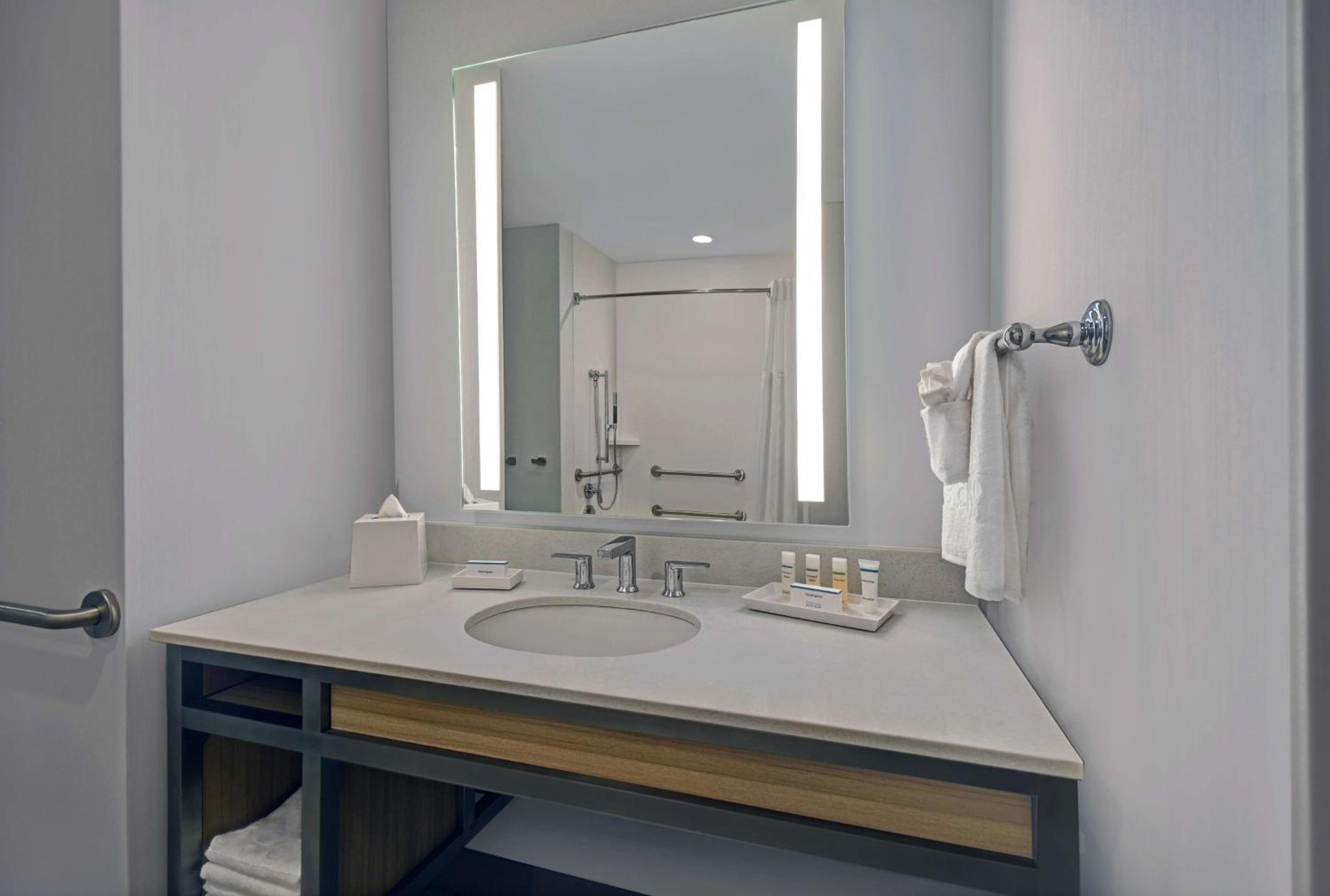 King Room with Mobility Accessible Tub - Photo 7