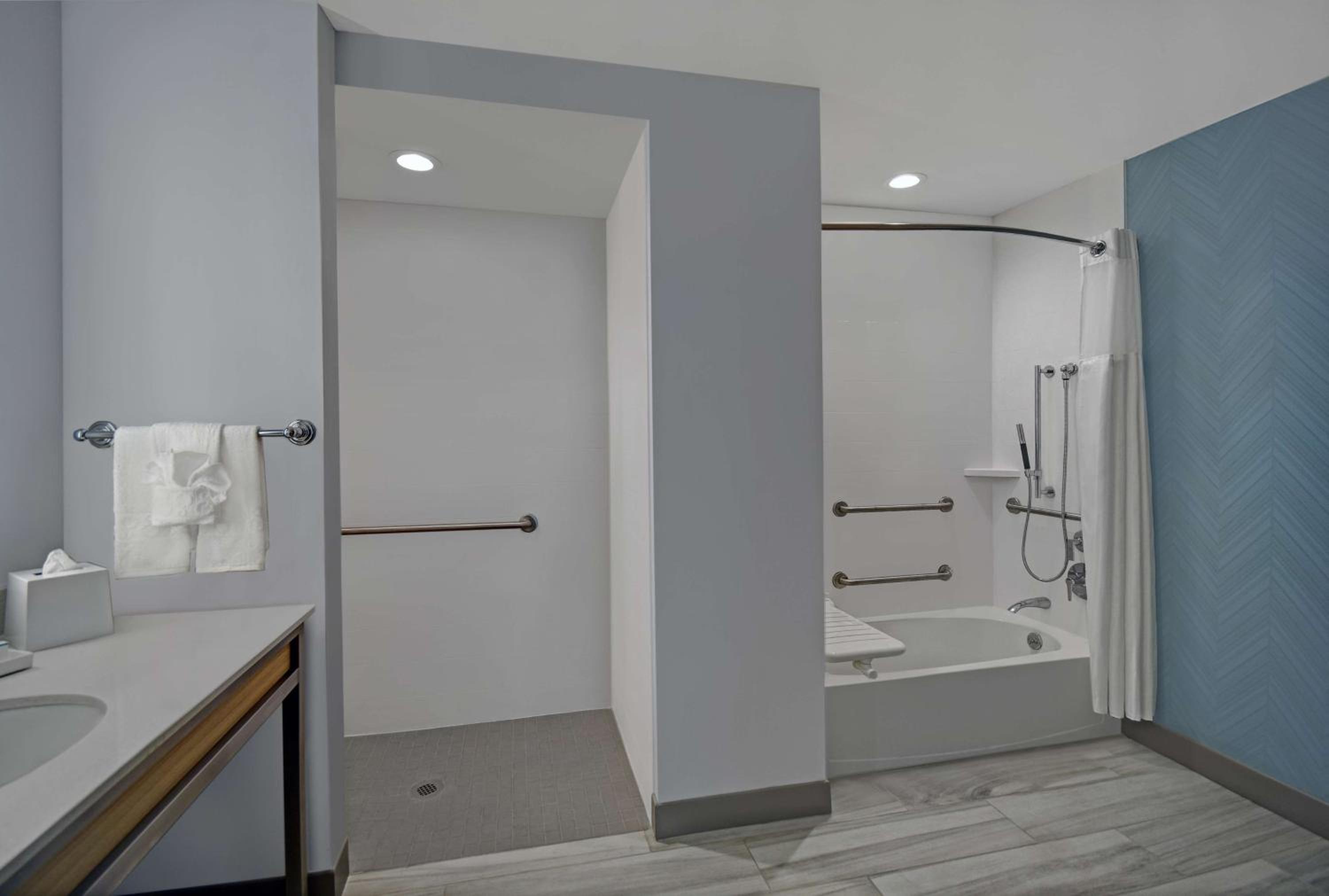 King Room with Mobility Accessible Tub - Photo 6