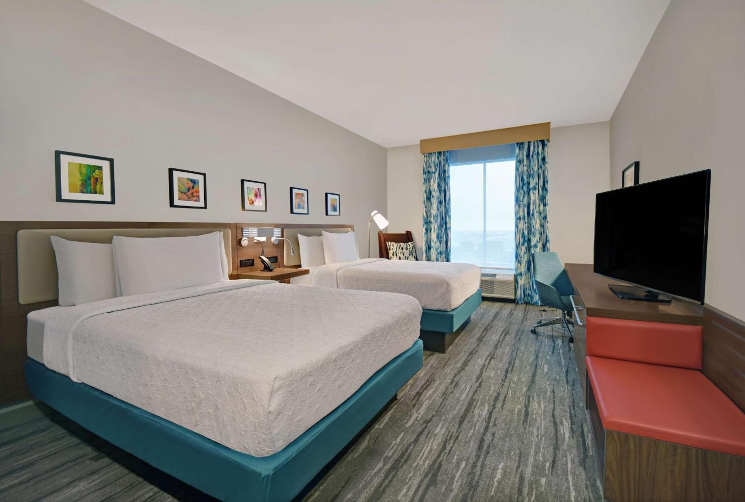 Queen Room with Two Queen Beds - Photo 2