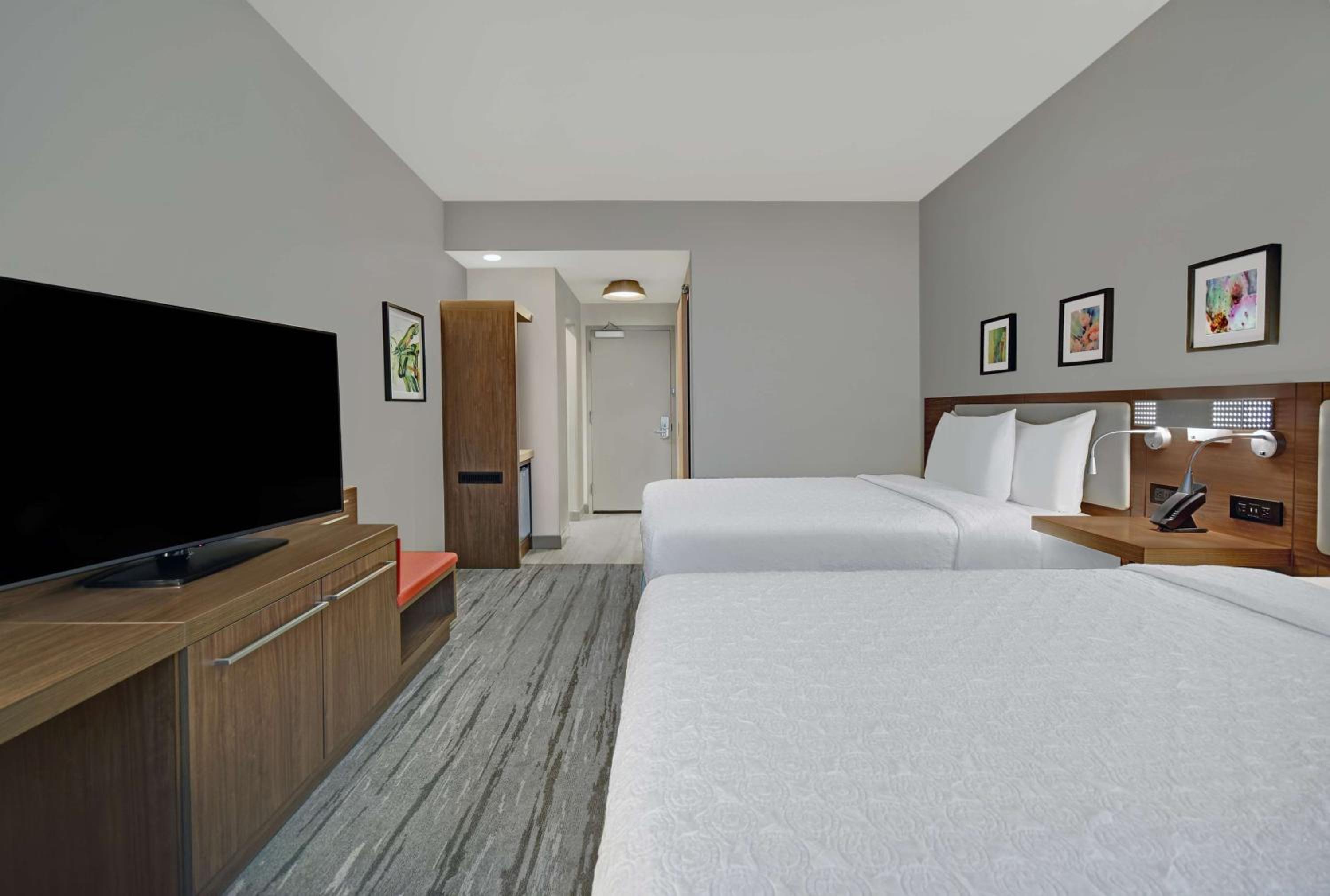 Deluxe Queen Room with Two Queen Beds - Photo 4