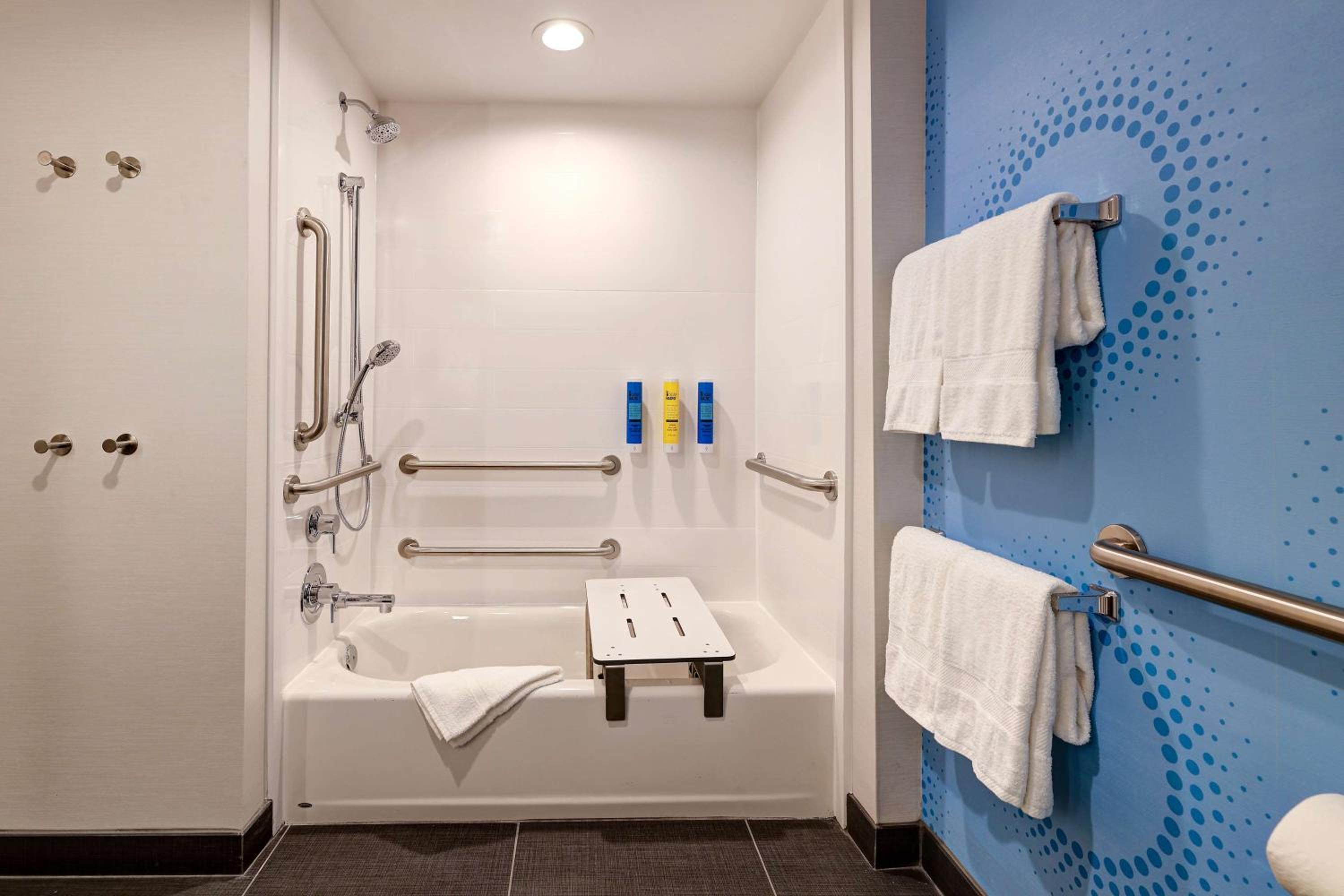 Queen Room with Two Queen Beds - Mobility Access - Photo 4