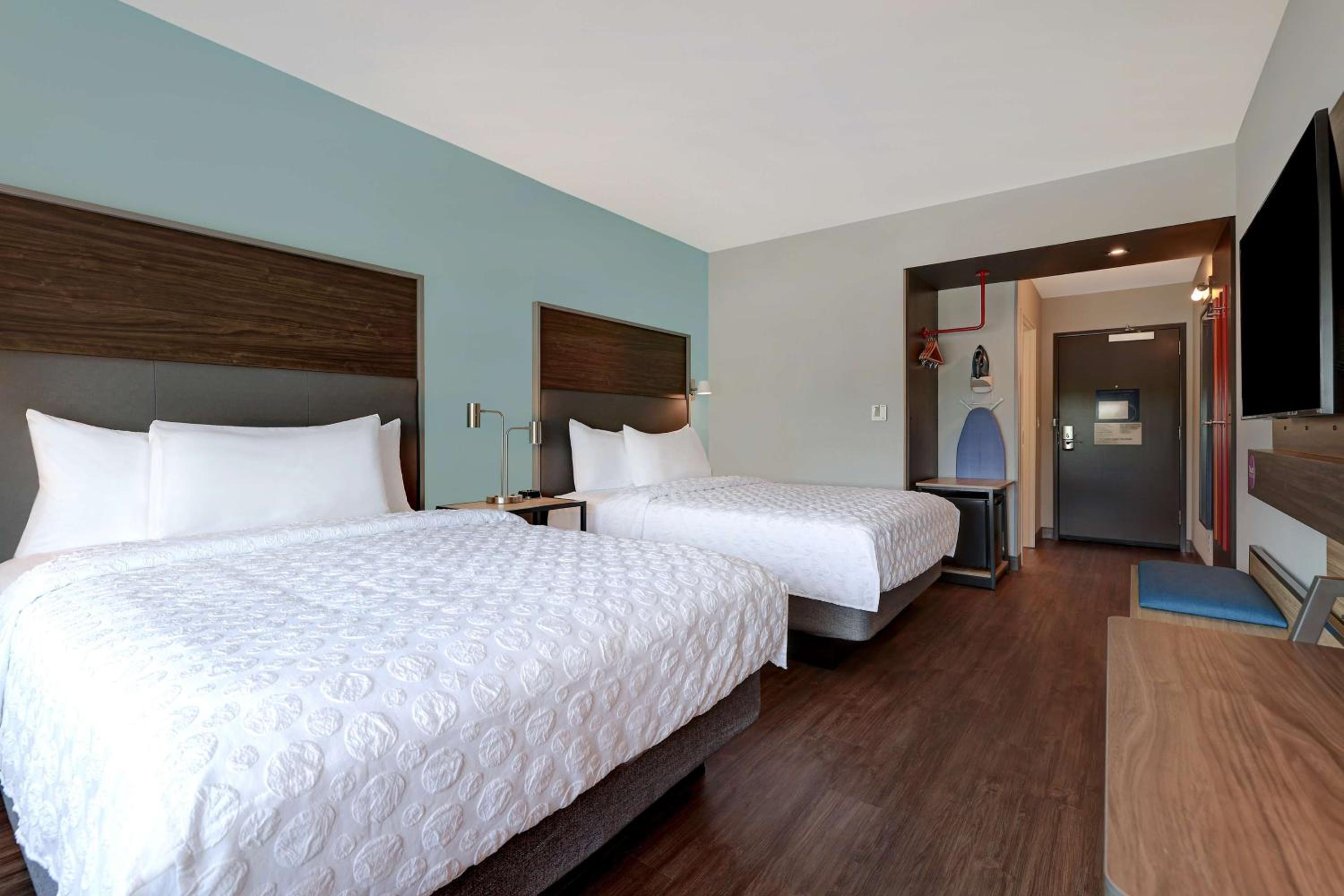 Queen Room with Two Queen Beds - Photo 2