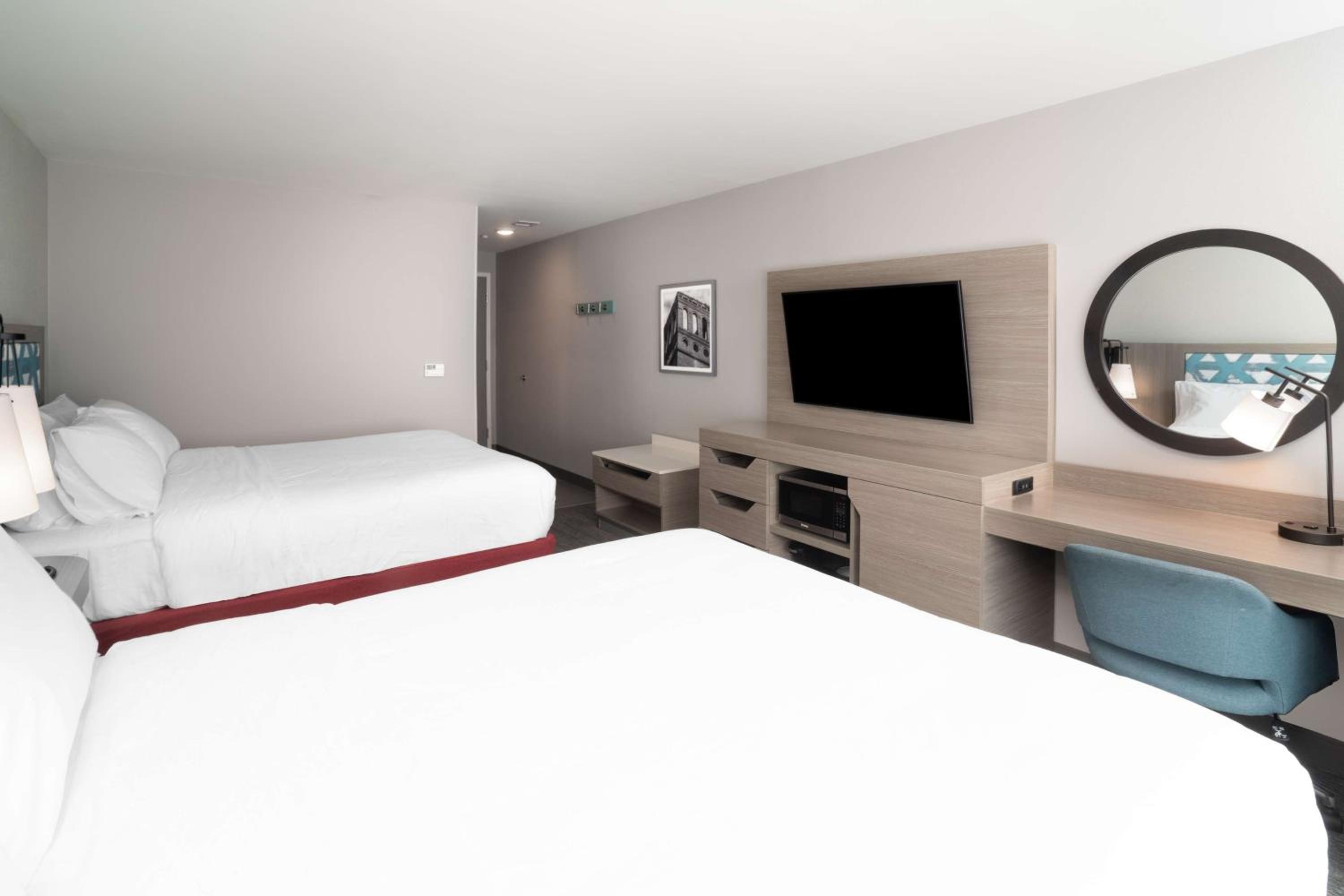 Queen Room with Two Queen Beds - Photo 2