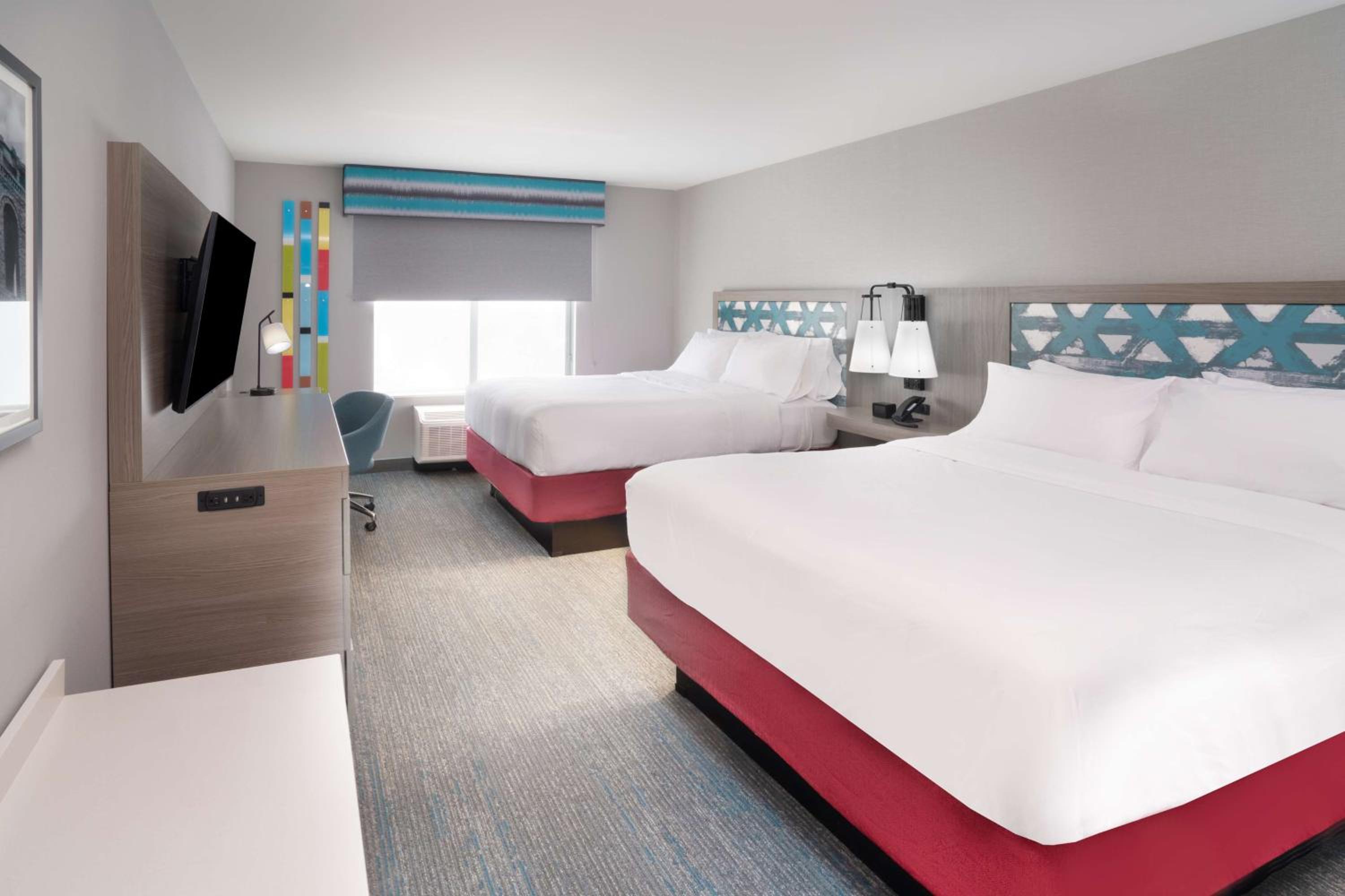 Queen Room with Two Queen Beds - Photo 5